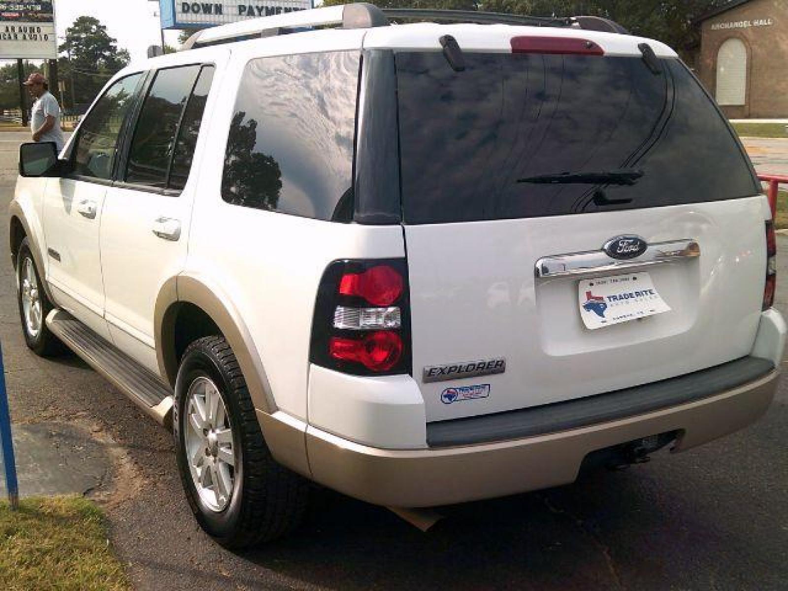 2007 Oxford White /Camel Leather Interi Ford Explorer Eddie Bauer 4.0L 2WD (1FMEU64E57U) with an 4.0L V6 SOHC 16V engine, 5-Speed Automatic transmission, located at 116 N. Frazier Street, Conroe, TX, 77301, (936) 647-0690, 30.308662, -95.460480 - Photo #4