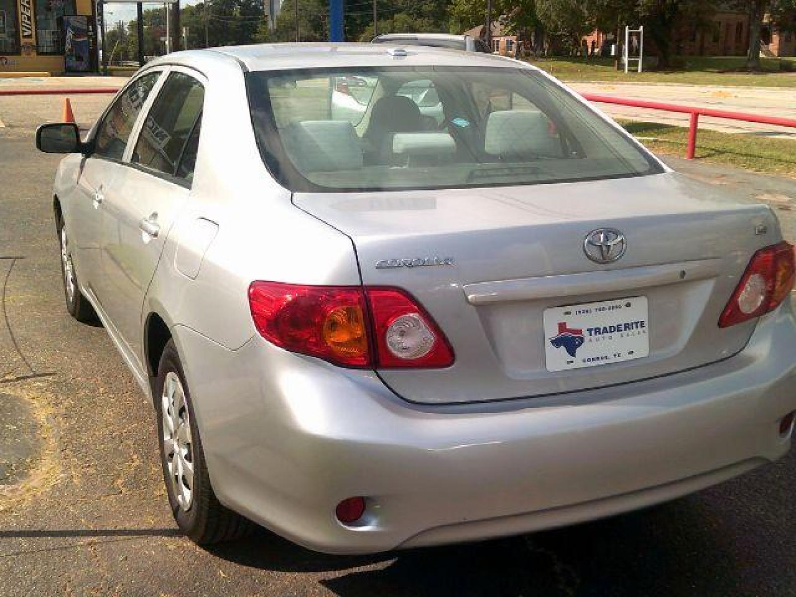 2010 Classic Silver Metallic /Ash Cloth Interior Toyota Corolla LE 4-Speed AT (2T1BU4EE0AC) with an 1.8L L4 DOHC 16V engine, 4-Speed Automatic transmission, located at 116 N. Frazier Street, Conroe, TX, 77301, (936) 647-0690, 30.308662, -95.460480 - Photo #4