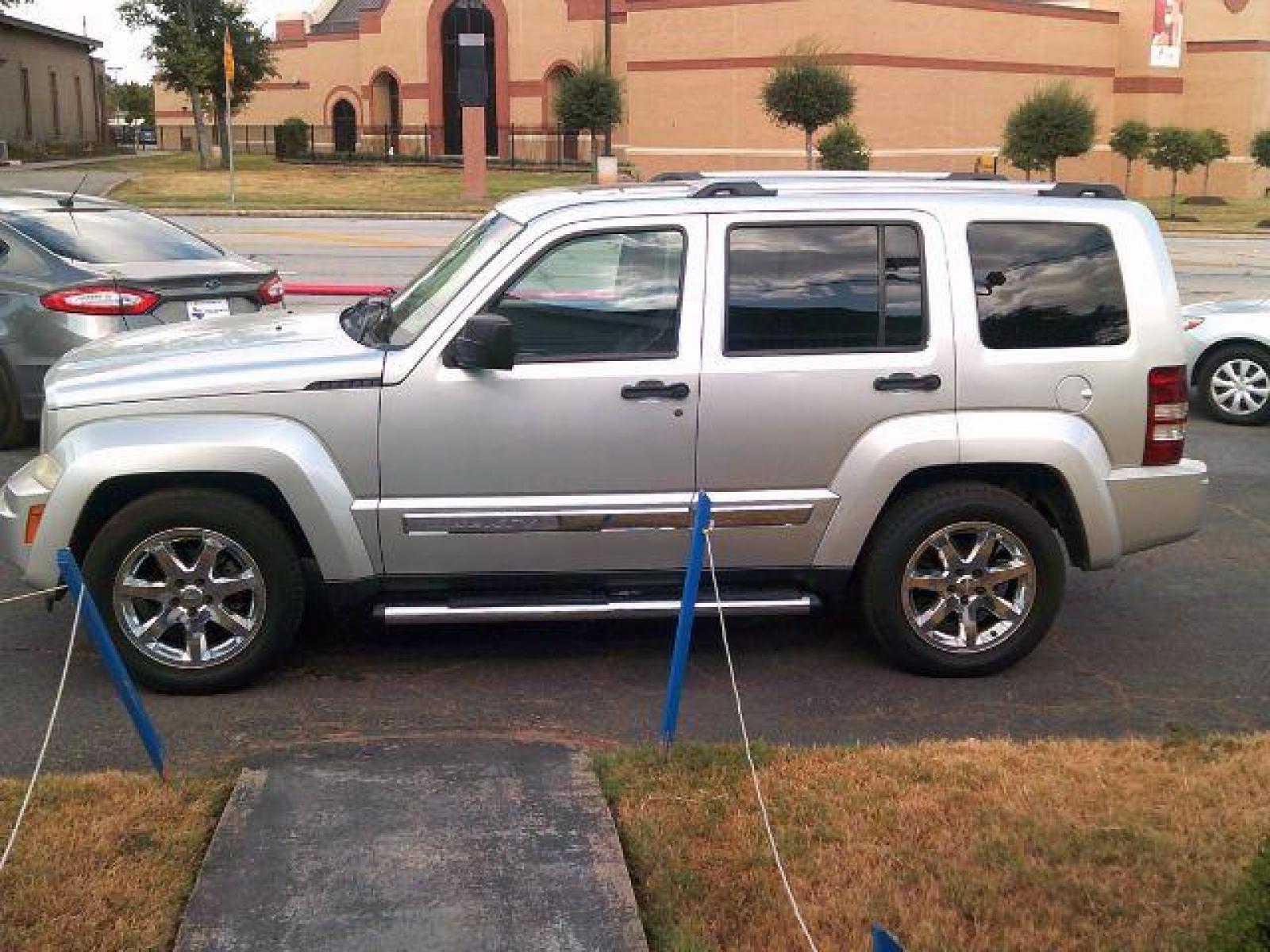 2009 Bright Silver Metallic Jeep Liberty Limited 2WD (1J8GP58K89W) with an 3.7L V6 SOHC 12V engine, 4-Speed Automatic transmission, located at 116 N. Frazier Street, Conroe, TX, 77301, (936) 647-0690, 30.308662, -95.460480 - Photo #3