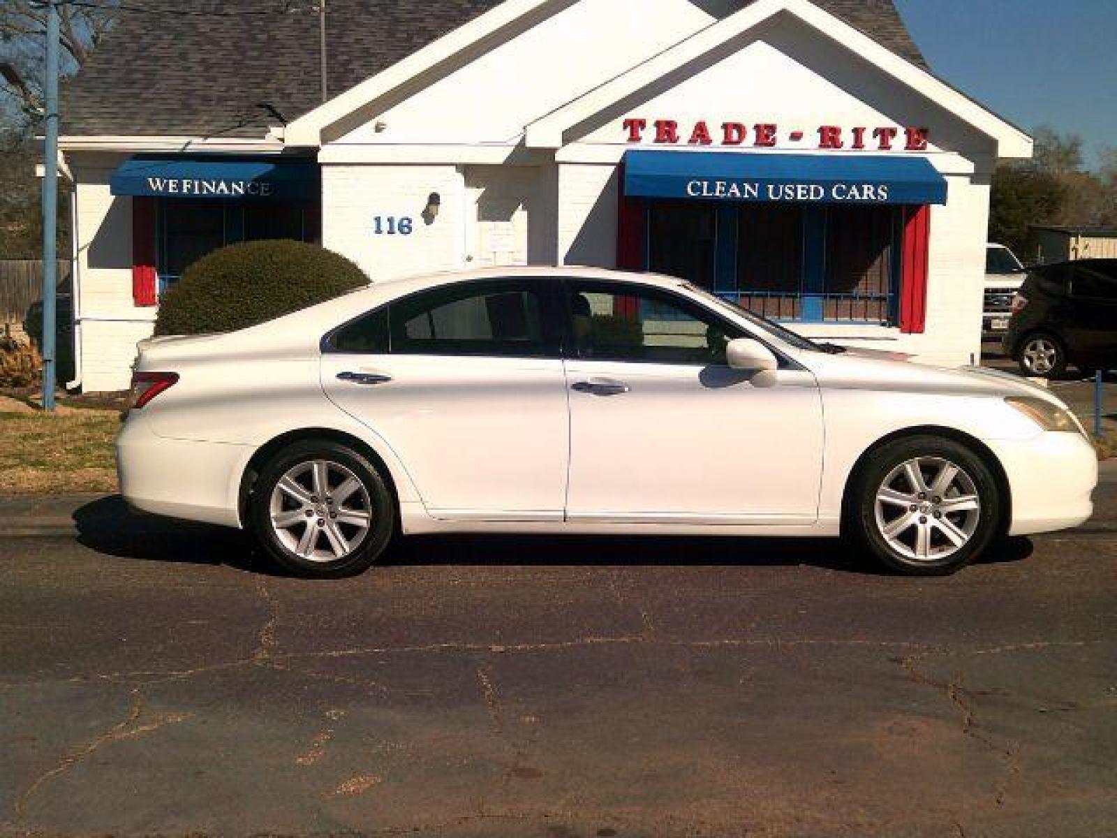 2009 White Lexus ES 350 Sedan (JTHBJ46G292) with an 3.5L V6 DOHC 24V engine, 6-Speed Automatic transmission, located at 116 N. Frazier Street, Conroe, TX, 77301, (936) 647-0690, 30.308662, -95.460480 - Photo #0