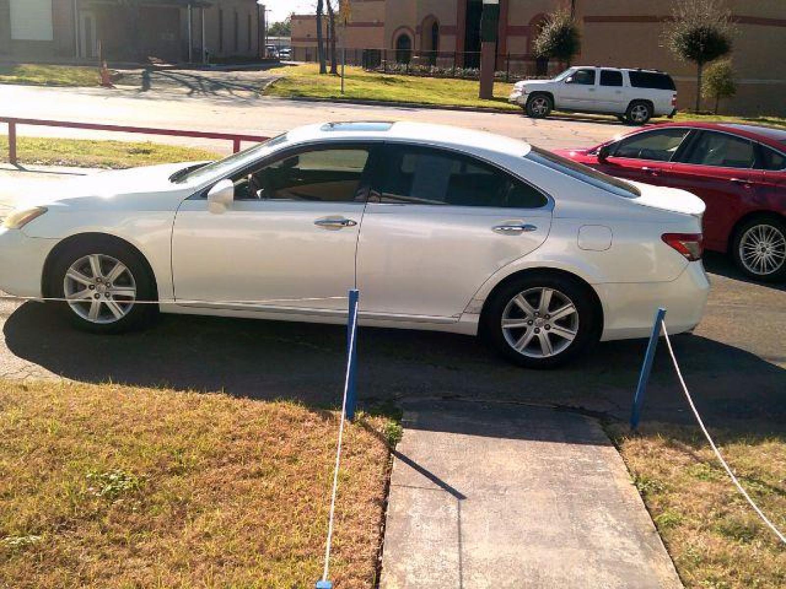 2009 White Lexus ES 350 Sedan (JTHBJ46G292) with an 3.5L V6 DOHC 24V engine, 6-Speed Automatic transmission, located at 116 N. Frazier Street, Conroe, TX, 77301, (936) 647-0690, 30.308662, -95.460480 - Photo #3
