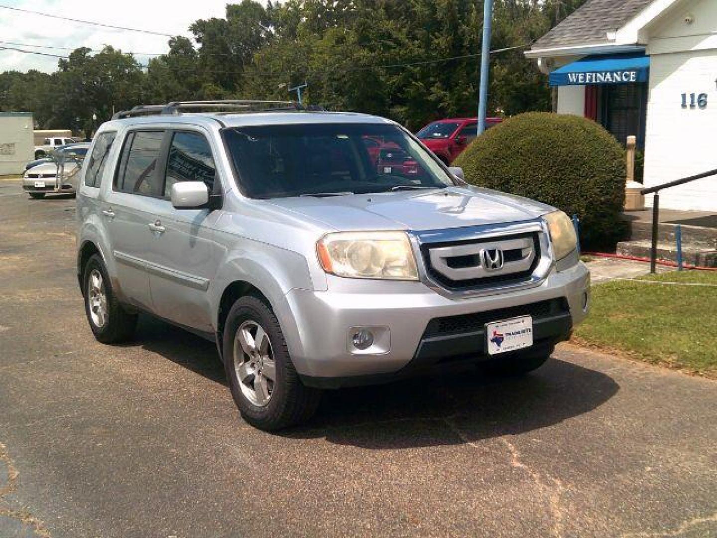 2011 Alabaster Silver Met /Black Leather Interi Honda Pilot EX-L 4WD 5-Spd AT (5FNYF4H50BB) with an 3.5L V6 SOHC 24V engine, 5-Speed Automatic transmission, located at 116 N. Frazier Street, Conroe, TX, 77301, (936) 647-0690, 30.308662, -95.460480 - Photo#1