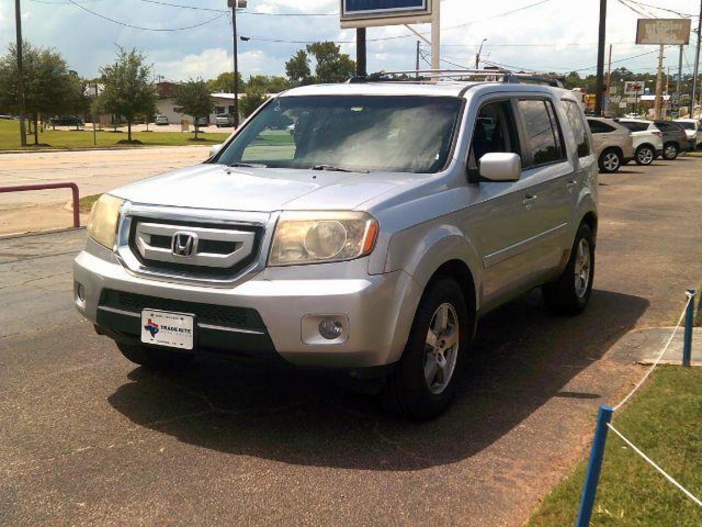 2011 Alabaster Silver Met /Black Leather Interi Honda Pilot EX-L 4WD 5-Spd AT (5FNYF4H50BB) with an 3.5L V6 SOHC 24V engine, 5-Speed Automatic transmission, located at 116 N. Frazier Street, Conroe, TX, 77301, (936) 647-0690, 30.308662, -95.460480 - Photo#2