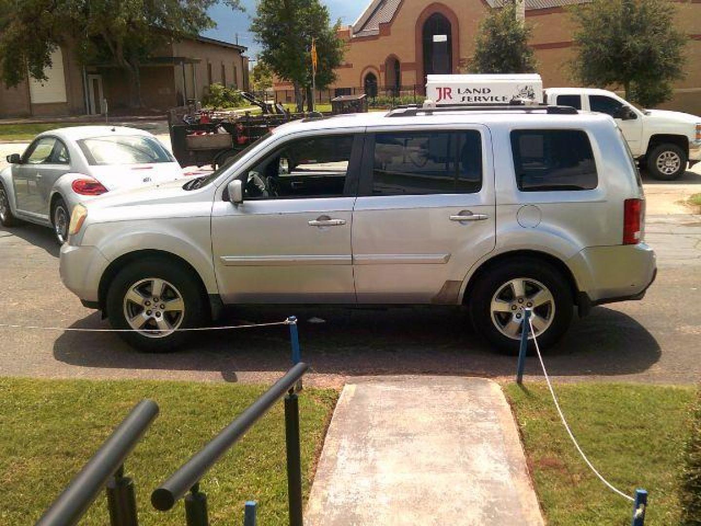 2011 Alabaster Silver Met /Black Leather Interi Honda Pilot EX-L 4WD 5-Spd AT (5FNYF4H50BB) with an 3.5L V6 SOHC 24V engine, 5-Speed Automatic transmission, located at 116 N. Frazier Street, Conroe, TX, 77301, (936) 647-0690, 30.308662, -95.460480 - Photo#3