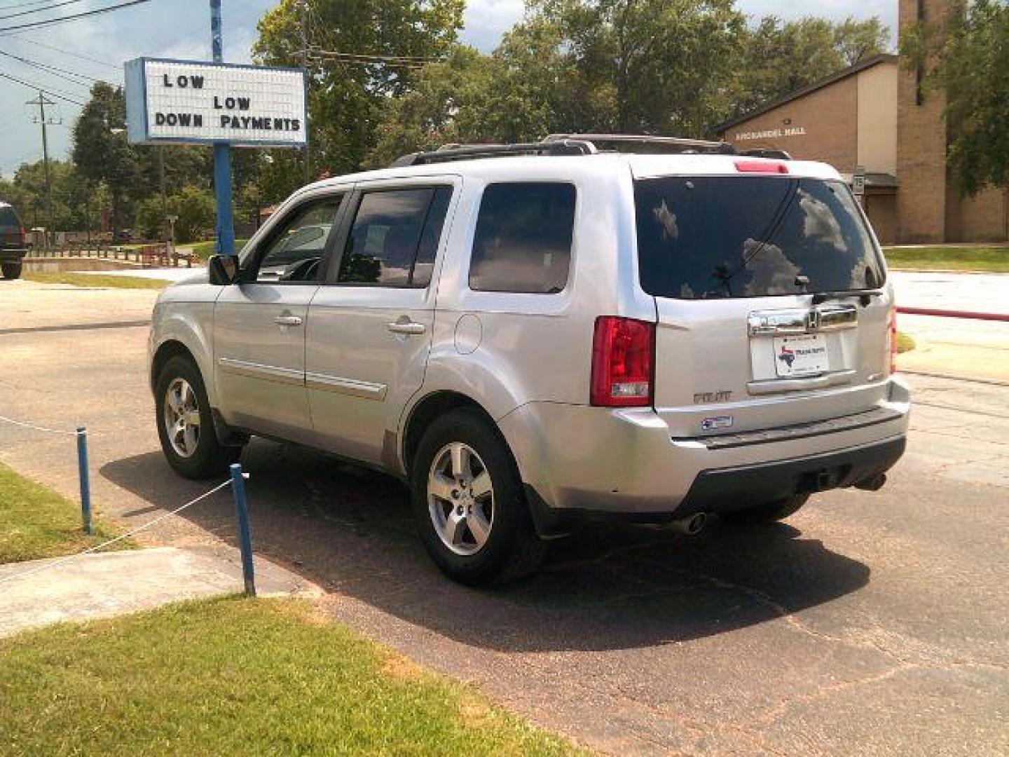 2011 Alabaster Silver Met /Black Leather Interi Honda Pilot EX-L 4WD 5-Spd AT (5FNYF4H50BB) with an 3.5L V6 SOHC 24V engine, 5-Speed Automatic transmission, located at 116 N. Frazier Street, Conroe, TX, 77301, (936) 647-0690, 30.308662, -95.460480 - Photo#4