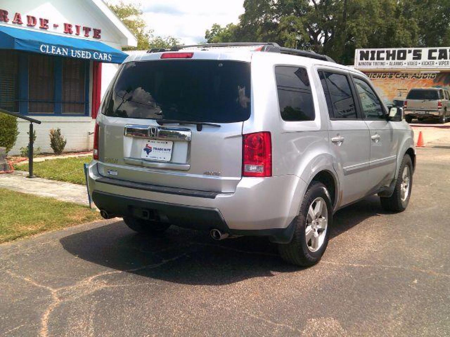 2011 Alabaster Silver Met /Black Leather Interi Honda Pilot EX-L 4WD 5-Spd AT (5FNYF4H50BB) with an 3.5L V6 SOHC 24V engine, 5-Speed Automatic transmission, located at 116 N. Frazier Street, Conroe, TX, 77301, (936) 647-0690, 30.308662, -95.460480 - Photo#5