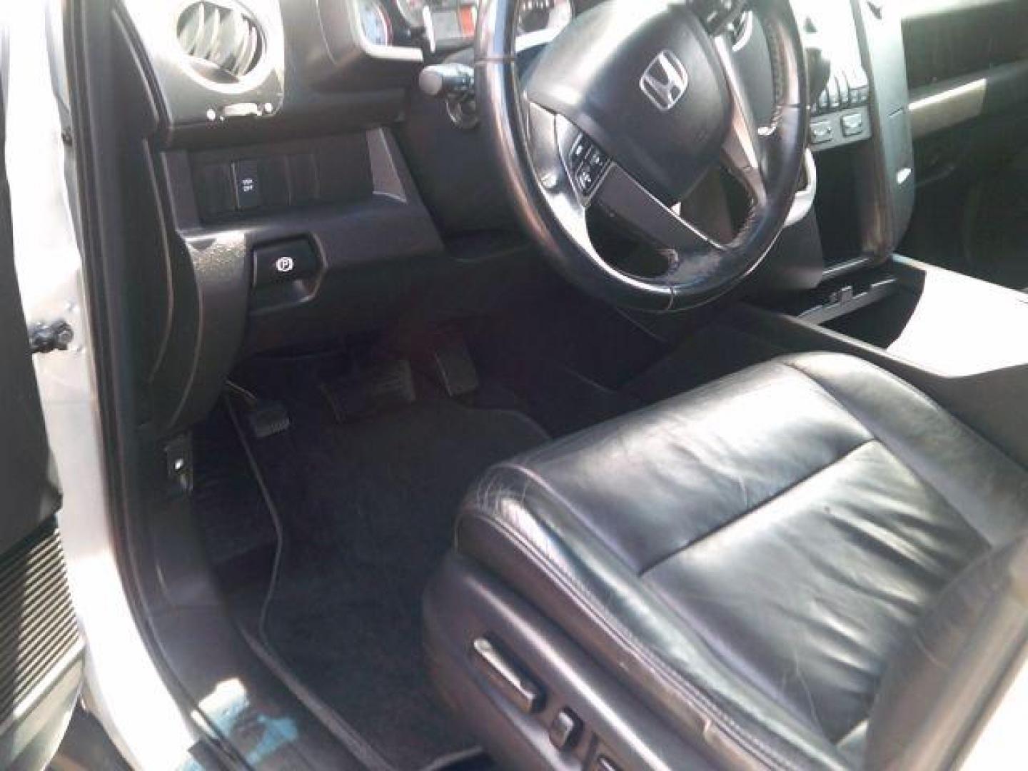 2011 Alabaster Silver Met /Black Leather Interi Honda Pilot EX-L 4WD 5-Spd AT (5FNYF4H50BB) with an 3.5L V6 SOHC 24V engine, 5-Speed Automatic transmission, located at 116 N. Frazier Street, Conroe, TX, 77301, (936) 647-0690, 30.308662, -95.460480 - Photo#7