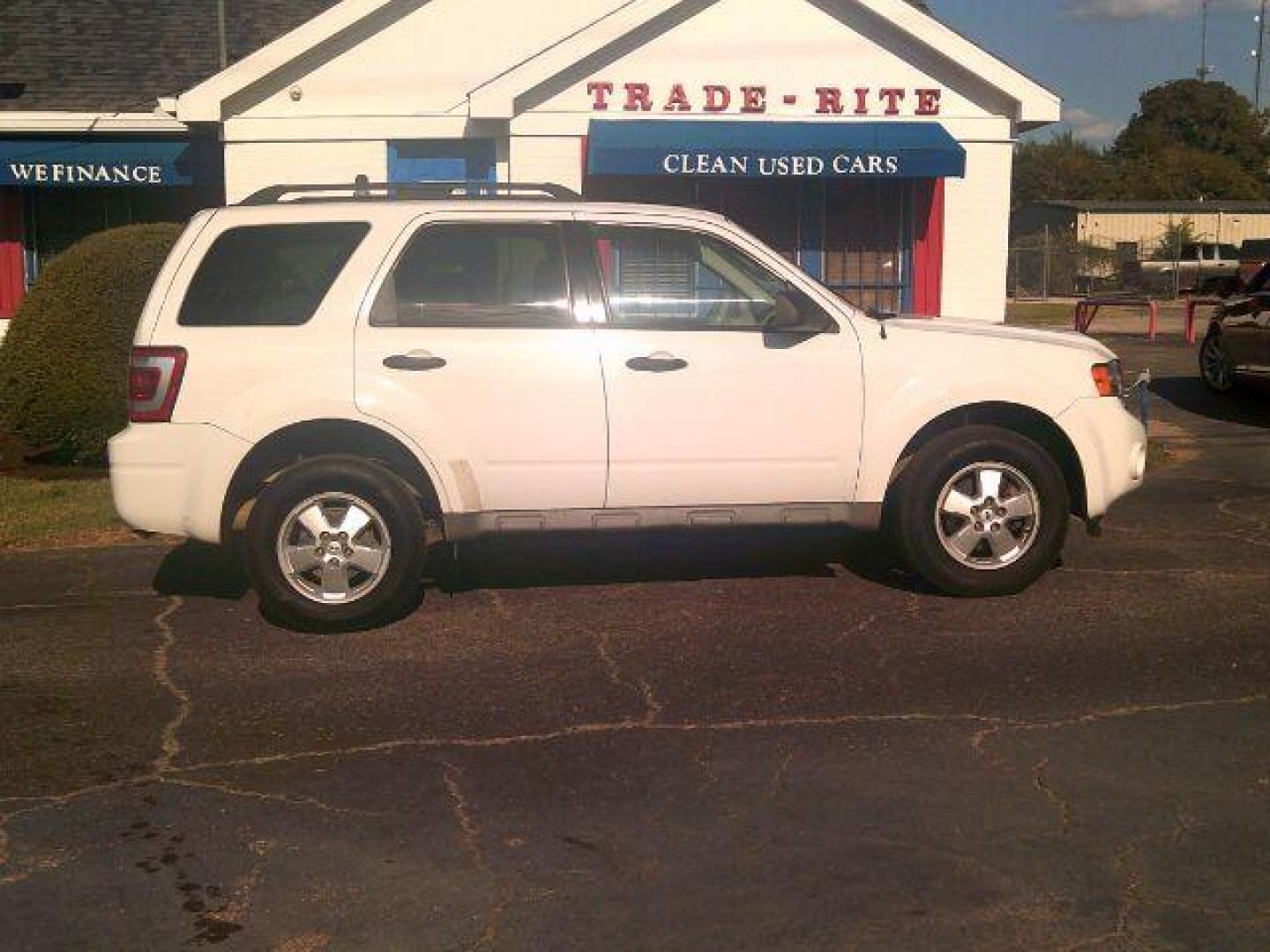 2009 White Suede /Charcoal Black Cloth Ford Escape XLT FWD V6 (1FMCU03G79K) with an 3.0L V6 DOHC 24V engine, 4-Speed Automatic transmission, located at 116 N. Frazier Street, Conroe, TX, 77301, (936) 647-0690, 30.308662, -95.460480 - Photo#0