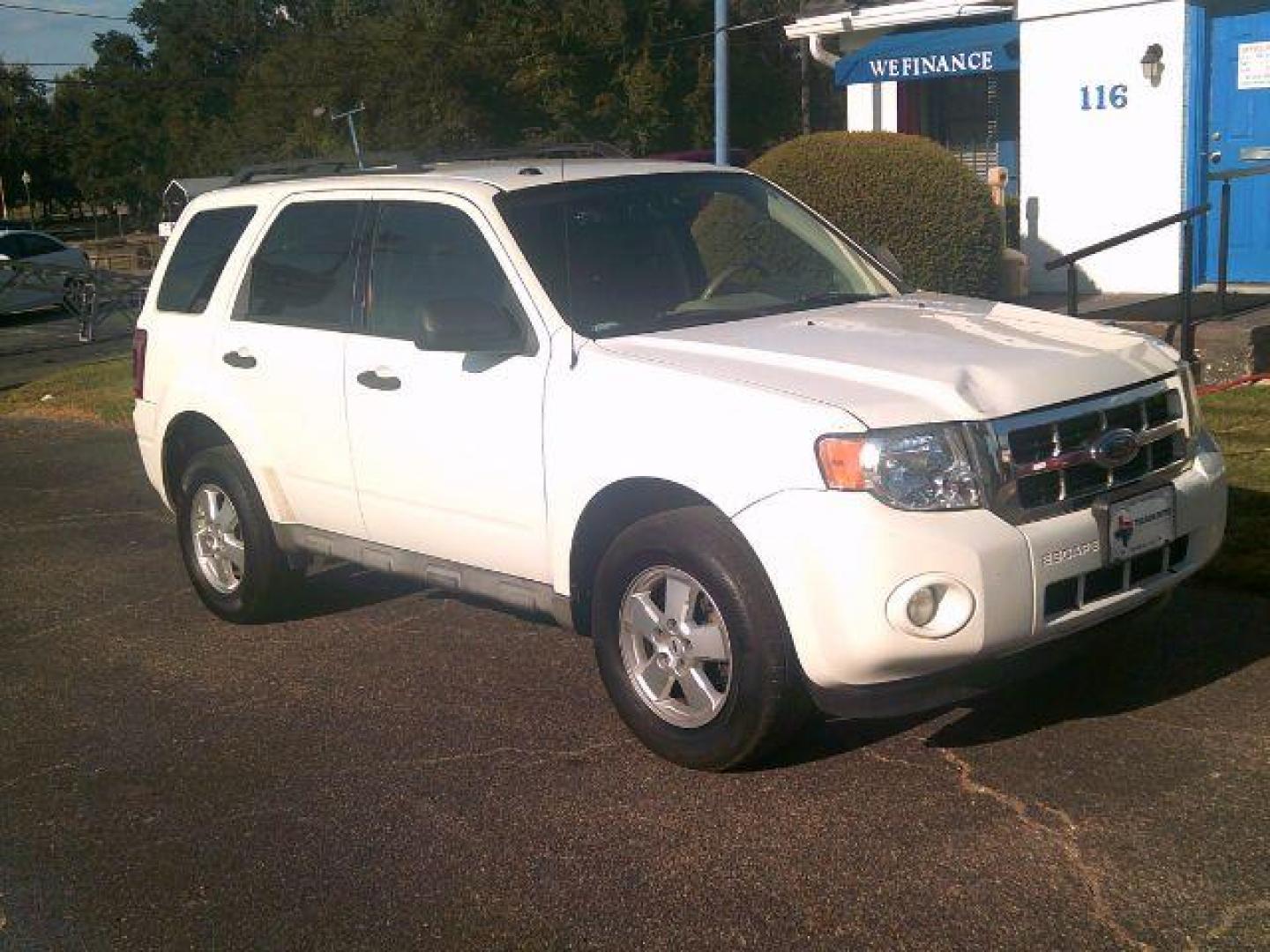 2009 White Suede /Charcoal Black Cloth Ford Escape XLT FWD V6 (1FMCU03G79K) with an 3.0L V6 DOHC 24V engine, 4-Speed Automatic transmission, located at 116 N. Frazier Street, Conroe, TX, 77301, (936) 647-0690, 30.308662, -95.460480 - Photo#1