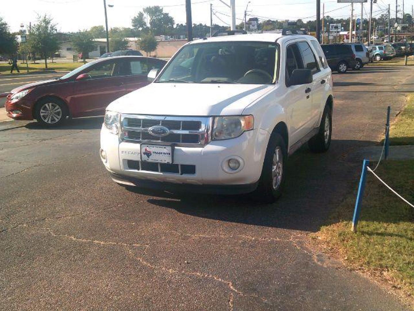 2009 White Suede /Charcoal Black Cloth Ford Escape XLT FWD V6 (1FMCU03G79K) with an 3.0L V6 DOHC 24V engine, 4-Speed Automatic transmission, located at 116 N. Frazier Street, Conroe, TX, 77301, (936) 647-0690, 30.308662, -95.460480 - Photo#2