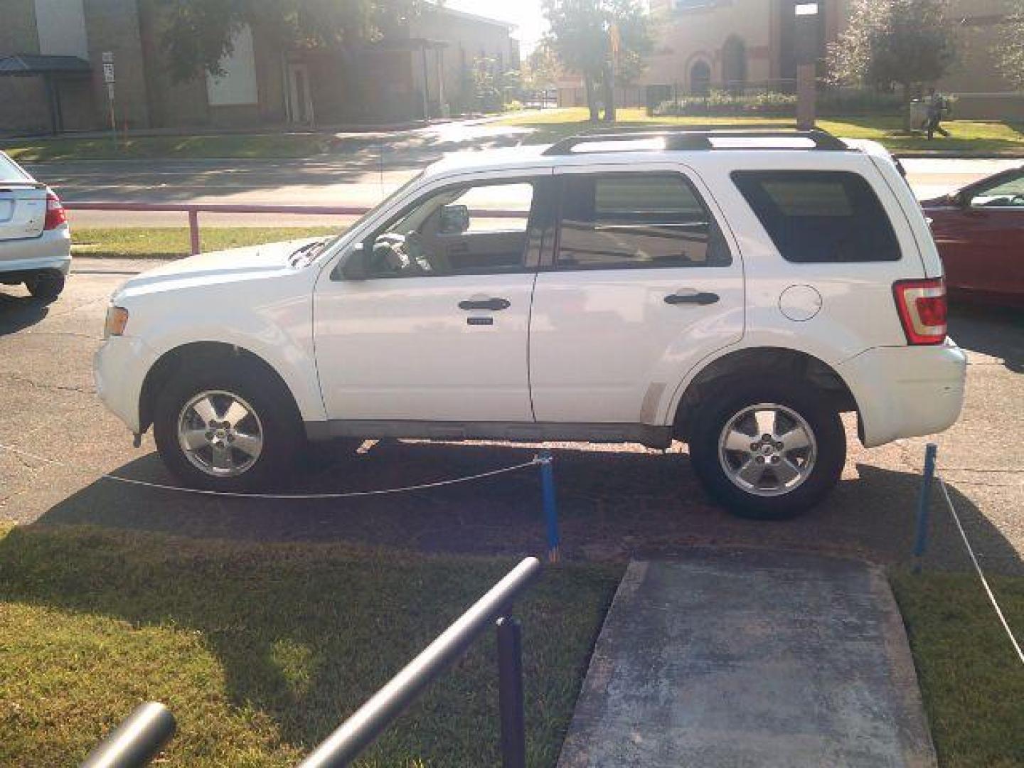 2009 White Suede /Charcoal Black Cloth Ford Escape XLT FWD V6 (1FMCU03G79K) with an 3.0L V6 DOHC 24V engine, 4-Speed Automatic transmission, located at 116 N. Frazier Street, Conroe, TX, 77301, (936) 647-0690, 30.308662, -95.460480 - Photo#3
