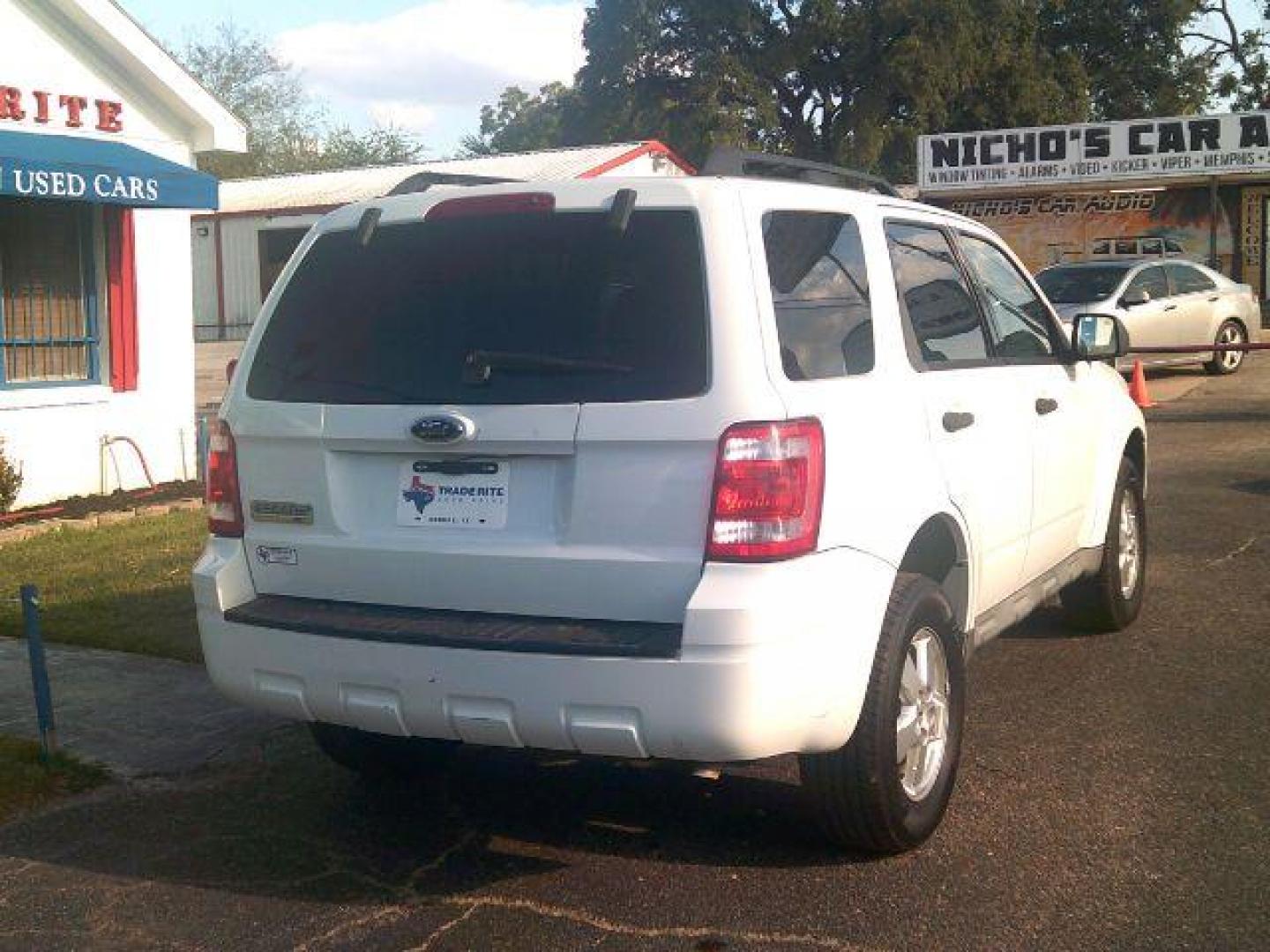 2009 White Suede /Charcoal Black Cloth Ford Escape XLT FWD V6 (1FMCU03G79K) with an 3.0L V6 DOHC 24V engine, 4-Speed Automatic transmission, located at 116 N. Frazier Street, Conroe, TX, 77301, (936) 647-0690, 30.308662, -95.460480 - Photo#5