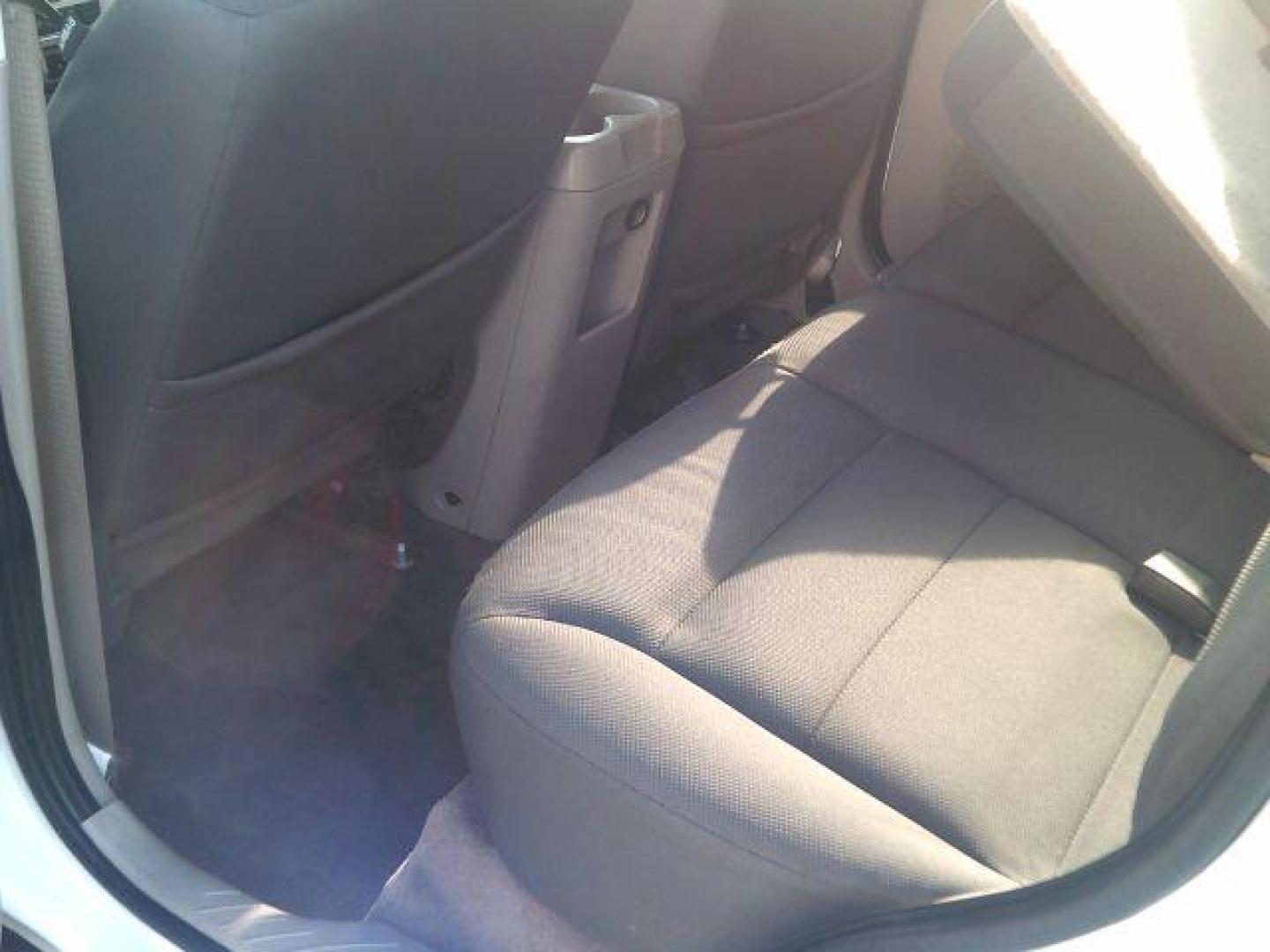 2009 White Suede /Charcoal Black Cloth Ford Escape XLT FWD V6 (1FMCU03G79K) with an 3.0L V6 DOHC 24V engine, 4-Speed Automatic transmission, located at 116 N. Frazier Street, Conroe, TX, 77301, (936) 647-0690, 30.308662, -95.460480 - Photo#6
