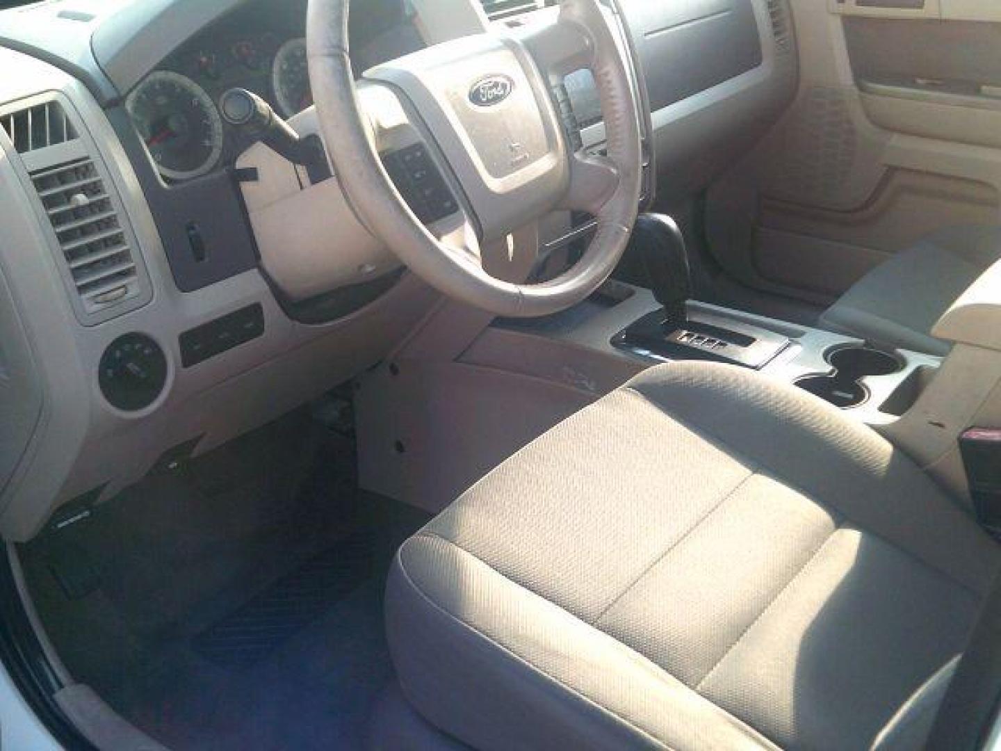 2009 White Suede /Charcoal Black Cloth Ford Escape XLT FWD V6 (1FMCU03G79K) with an 3.0L V6 DOHC 24V engine, 4-Speed Automatic transmission, located at 116 N. Frazier Street, Conroe, TX, 77301, (936) 647-0690, 30.308662, -95.460480 - Photo#7