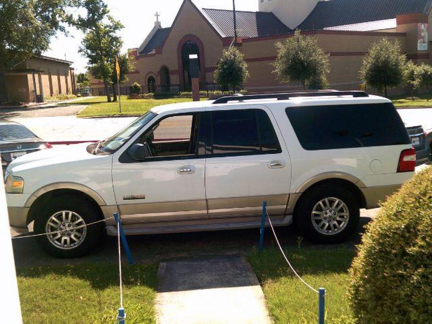 2007 Ford Expedition EL Eddie Bauer 4WD (1FMFK18517L) with an 5.4L V8 SOHC 16V engine, 6-Speed Automatic transmission, located at 116 N. Frazier Street, Conroe, TX, 77301, (936) 647-0690, 30.308662, -95.460480 - Photo#3