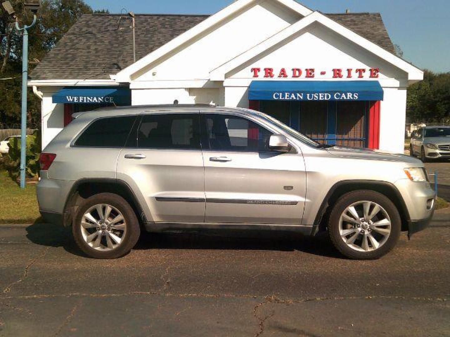 2011 Bright Silver Metall /Black Leather Interi Jeep Grand Cherokee Laredo 4WD (1J4RR4GG3BC) with an 3.6L V6 DOHC 24V engine, 5-Speed Automatic transmission, located at 116 N. Frazier Street, Conroe, TX, 77301, (936) 647-0690, 30.308662, -95.460480 - Photo#0