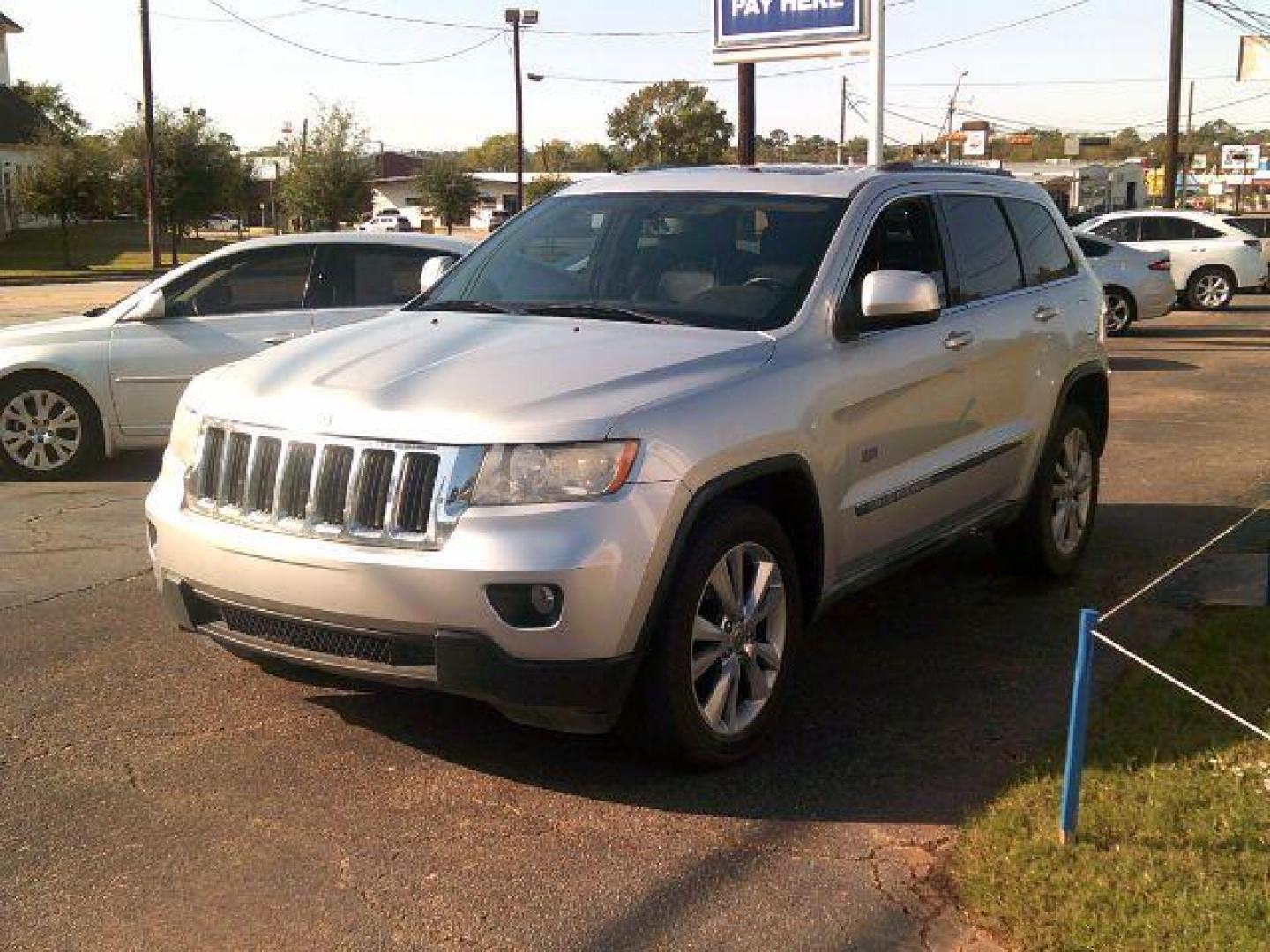 2011 Bright Silver Metall /Black Leather Interi Jeep Grand Cherokee Laredo 4WD (1J4RR4GG3BC) with an 3.6L V6 DOHC 24V engine, 5-Speed Automatic transmission, located at 116 N. Frazier Street, Conroe, TX, 77301, (936) 647-0690, 30.308662, -95.460480 - Photo#2