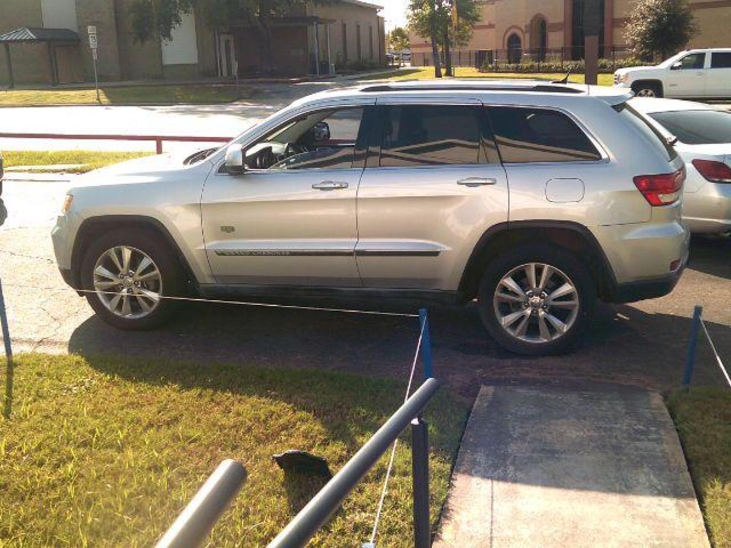 2011 Bright Silver Metall /Black Leather Interi Jeep Grand Cherokee Laredo 4WD (1J4RR4GG3BC) with an 3.6L V6 DOHC 24V engine, 5-Speed Automatic transmission, located at 116 N. Frazier Street, Conroe, TX, 77301, (936) 647-0690, 30.308662, -95.460480 - Photo#3