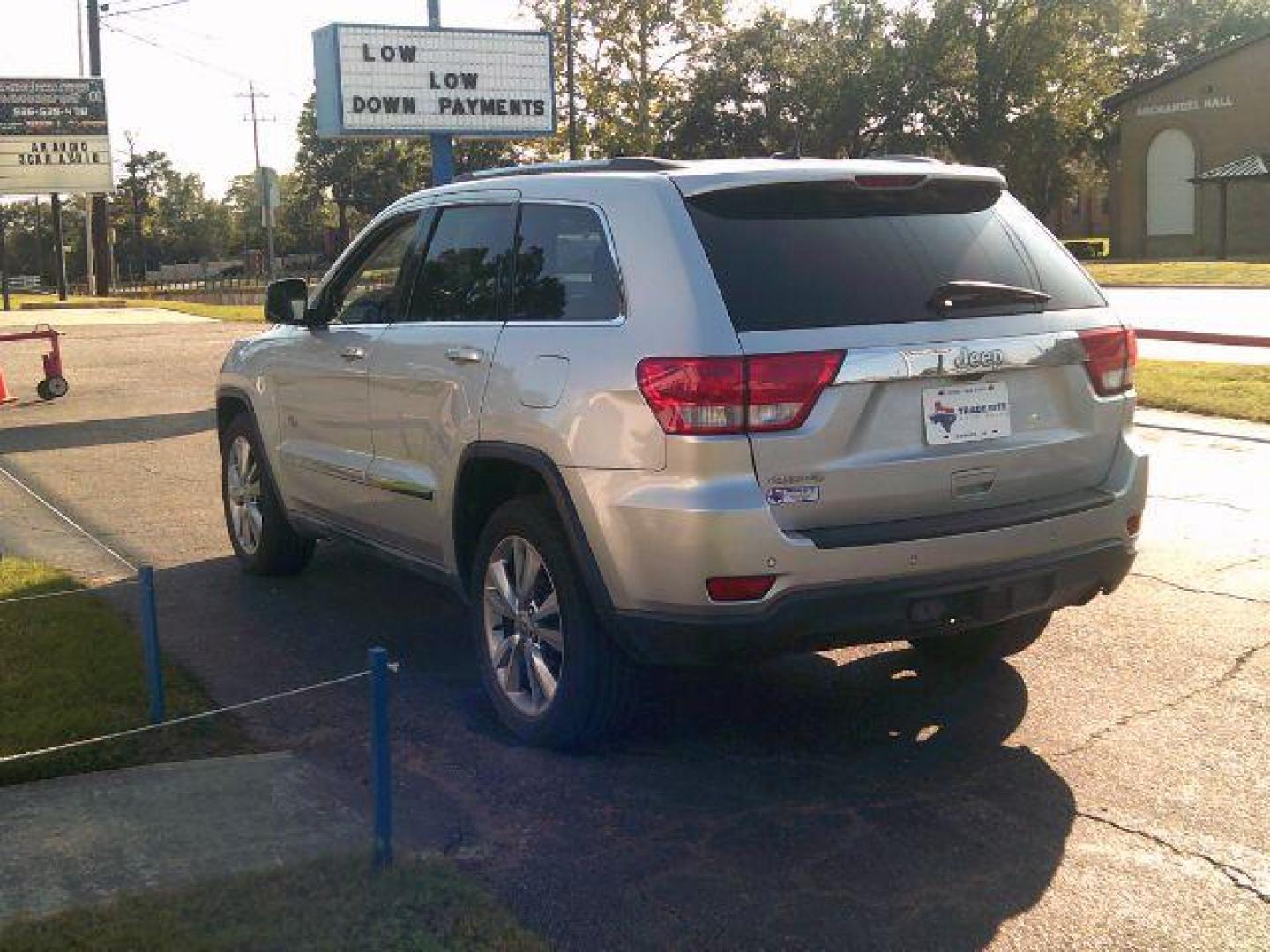 2011 Bright Silver Metall /Black Leather Interi Jeep Grand Cherokee Laredo 4WD (1J4RR4GG3BC) with an 3.6L V6 DOHC 24V engine, 5-Speed Automatic transmission, located at 116 N. Frazier Street, Conroe, TX, 77301, (936) 647-0690, 30.308662, -95.460480 - Photo#4