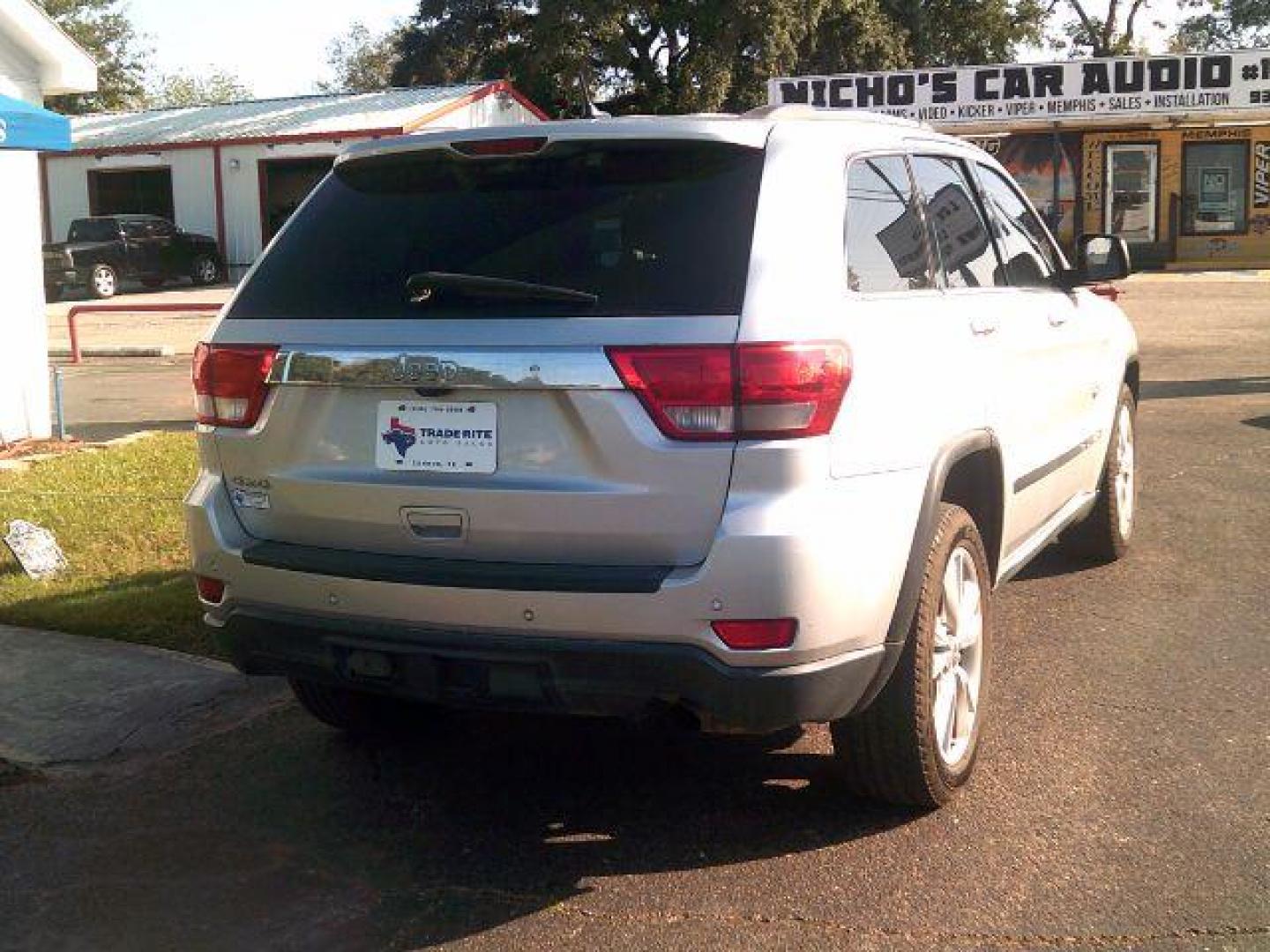 2011 Bright Silver Metall /Black Leather Interi Jeep Grand Cherokee Laredo 4WD (1J4RR4GG3BC) with an 3.6L V6 DOHC 24V engine, 5-Speed Automatic transmission, located at 116 N. Frazier Street, Conroe, TX, 77301, (936) 647-0690, 30.308662, -95.460480 - Photo#5