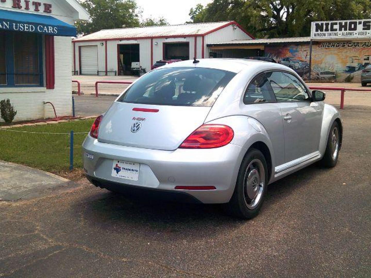 2012 Silver /Charcoal Volkswagon Beetle 2.5 (3VWJP7AT5CM) with an 2.5L engine, AUTOMATIC transmission, located at 116 N. Frazier Street, Conroe, TX, 77301, (936) 647-0690, 30.308662, -95.460480 - Photo#4