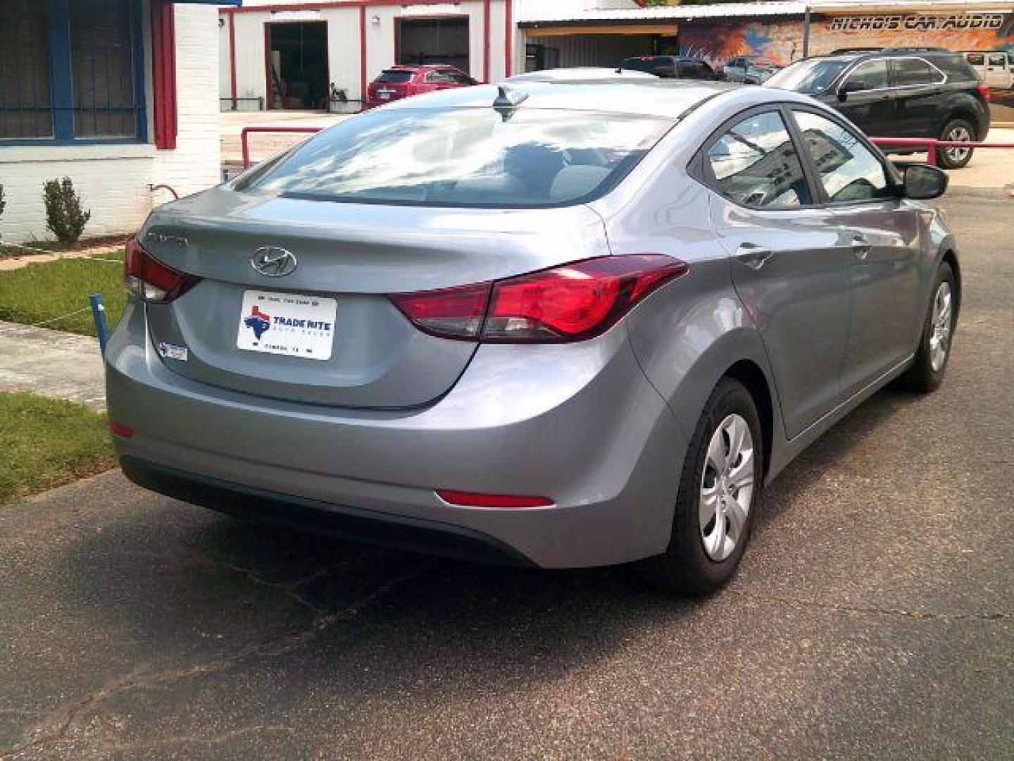 2016 Gray /Gray Leather Hyundai Elantra Value Edition (5NPDH4AE6GH) with an 1.8L engine, AUTOMATIC transmission, located at 116 N. Frazier Street, Conroe, TX, 77301, (936) 647-0690, 30.308662, -95.460480 - Photo#5
