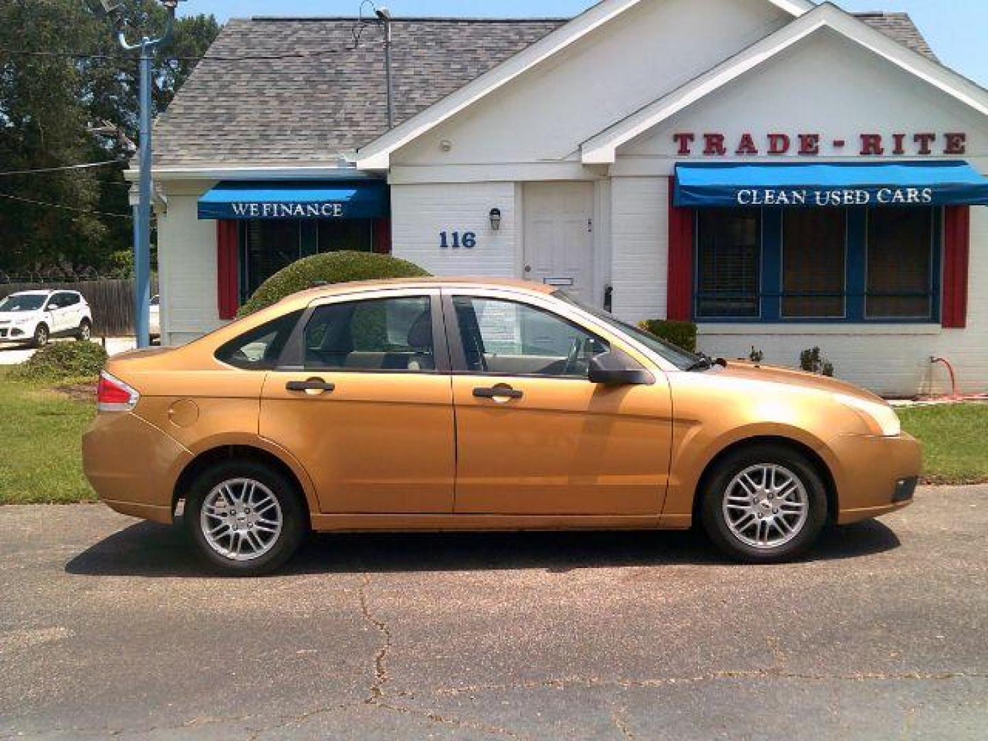 2009 Amber Gold Clearcoat Metallic /Medium Stone Ford Focus SE (1FAHP35N59W) with an Duratec 2L I-4 DOHC engine, 5-Speed Automatic transmission, located at 116 N. Frazier Street, Conroe, TX, 77301, (936) 647-0690, 30.308662, -95.460480 - Photo#0