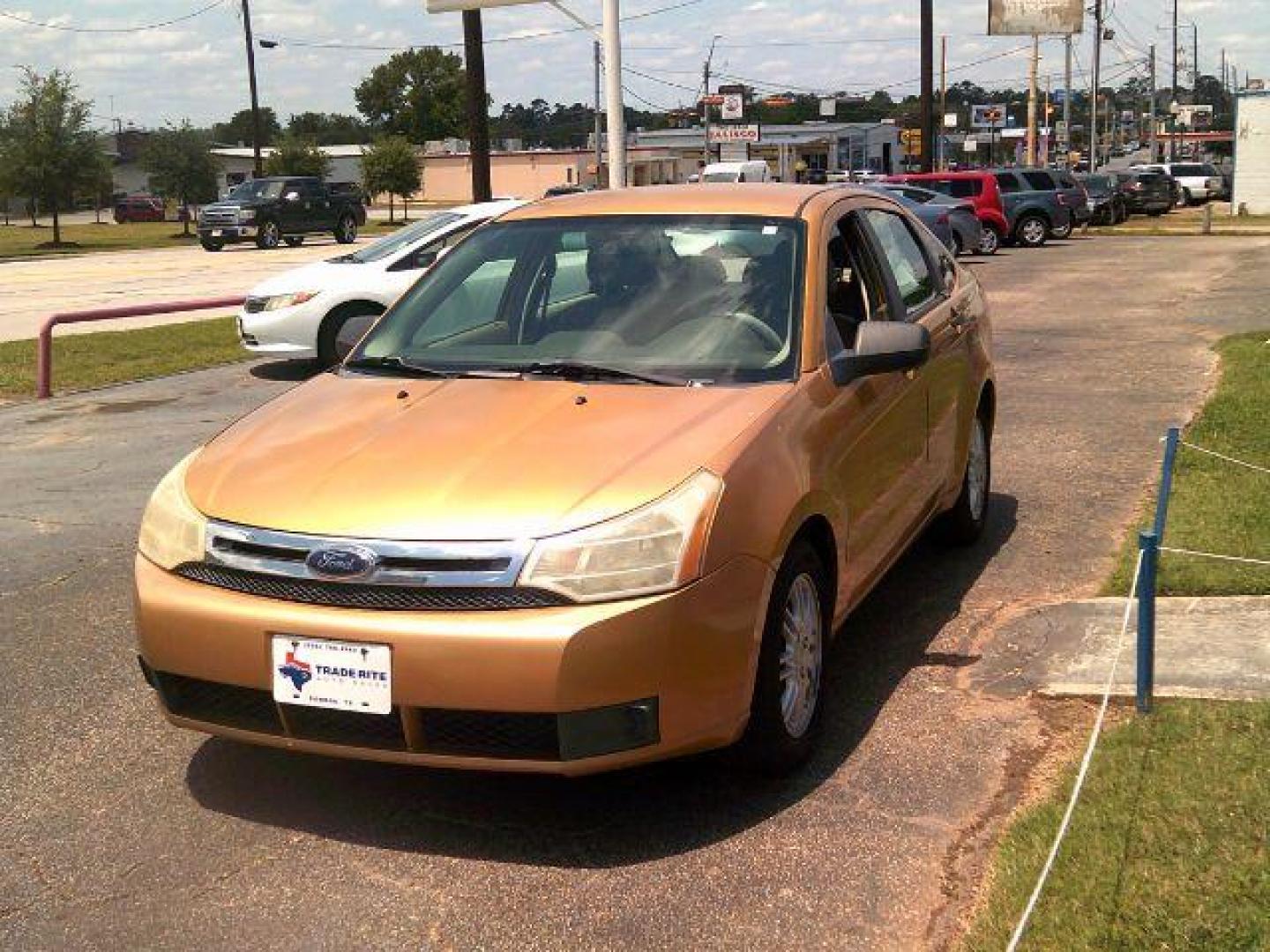 2009 Amber Gold Clearcoat Metallic /Medium Stone Ford Focus SE (1FAHP35N59W) with an Duratec 2L I-4 DOHC engine, 5-Speed Automatic transmission, located at 116 N. Frazier Street, Conroe, TX, 77301, (936) 647-0690, 30.308662, -95.460480 - Photo#2