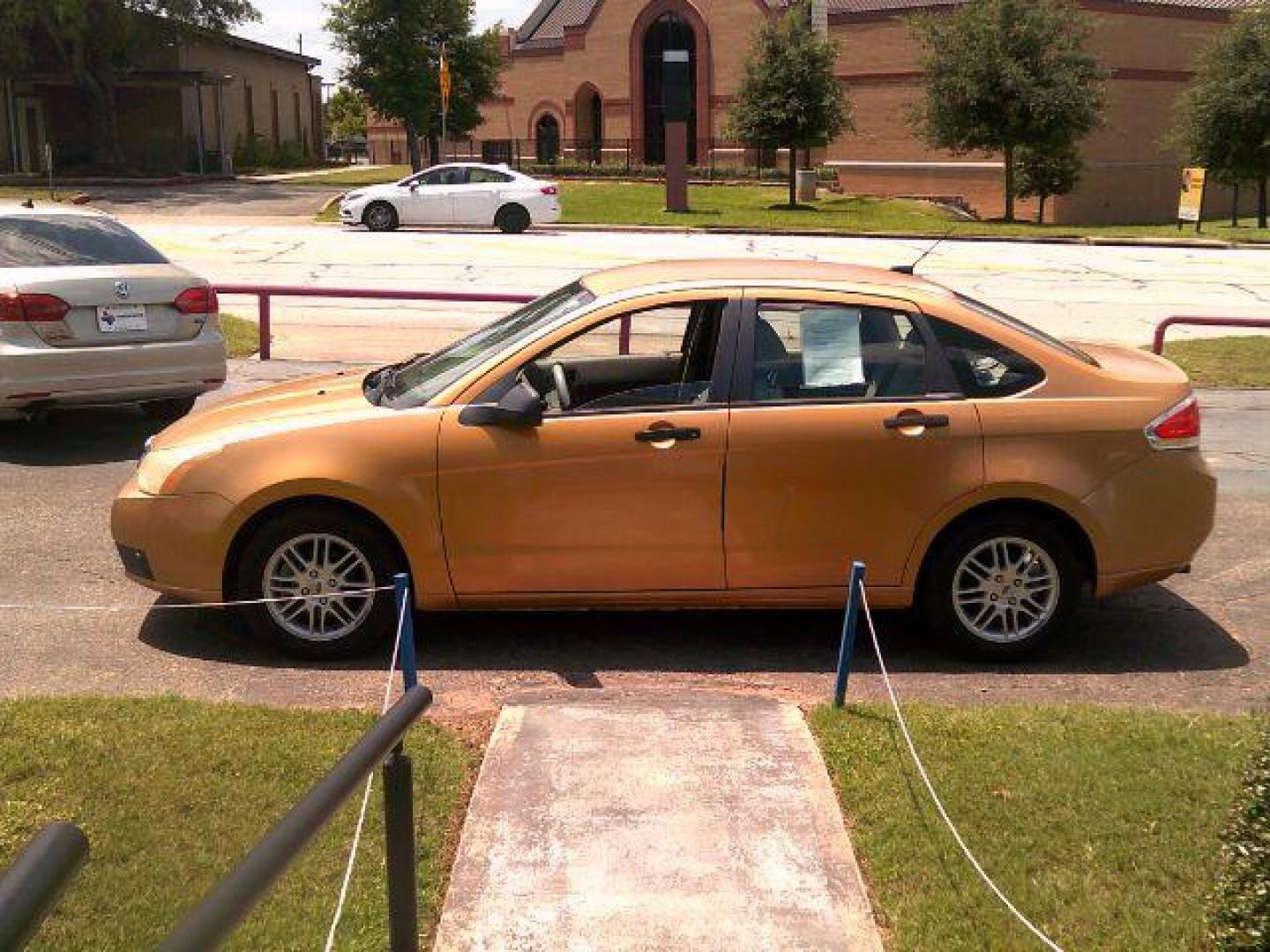 2009 Amber Gold Clearcoat Metallic /Medium Stone Ford Focus SE (1FAHP35N59W) with an Duratec 2L I-4 DOHC engine, 5-Speed Automatic transmission, located at 116 N. Frazier Street, Conroe, TX, 77301, (936) 647-0690, 30.308662, -95.460480 - Photo#3