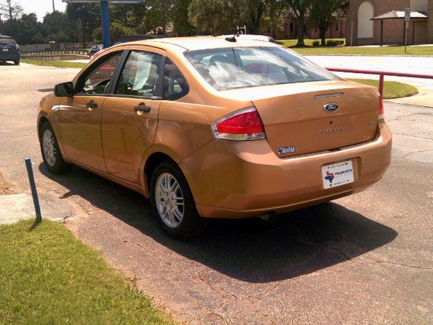 2009 Amber Gold Clearcoat Metallic /Medium Stone Ford Focus SE (1FAHP35N59W) with an Duratec 2L I-4 DOHC engine, 5-Speed Automatic transmission, located at 116 N. Frazier Street, Conroe, TX, 77301, (936) 647-0690, 30.308662, -95.460480 - Photo#4