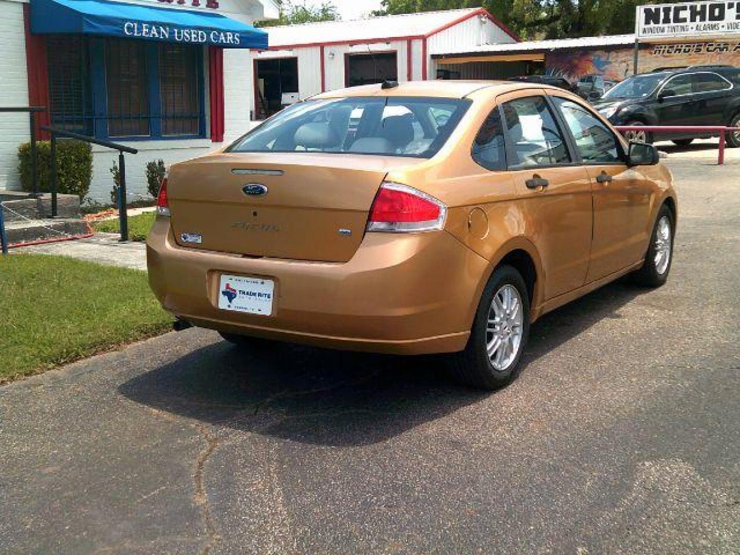 2009 Amber Gold Clearcoat Metallic /Medium Stone Ford Focus SE (1FAHP35N59W) with an Duratec 2L I-4 DOHC engine, 5-Speed Automatic transmission, located at 116 N. Frazier Street, Conroe, TX, 77301, (936) 647-0690, 30.308662, -95.460480 - Photo#5