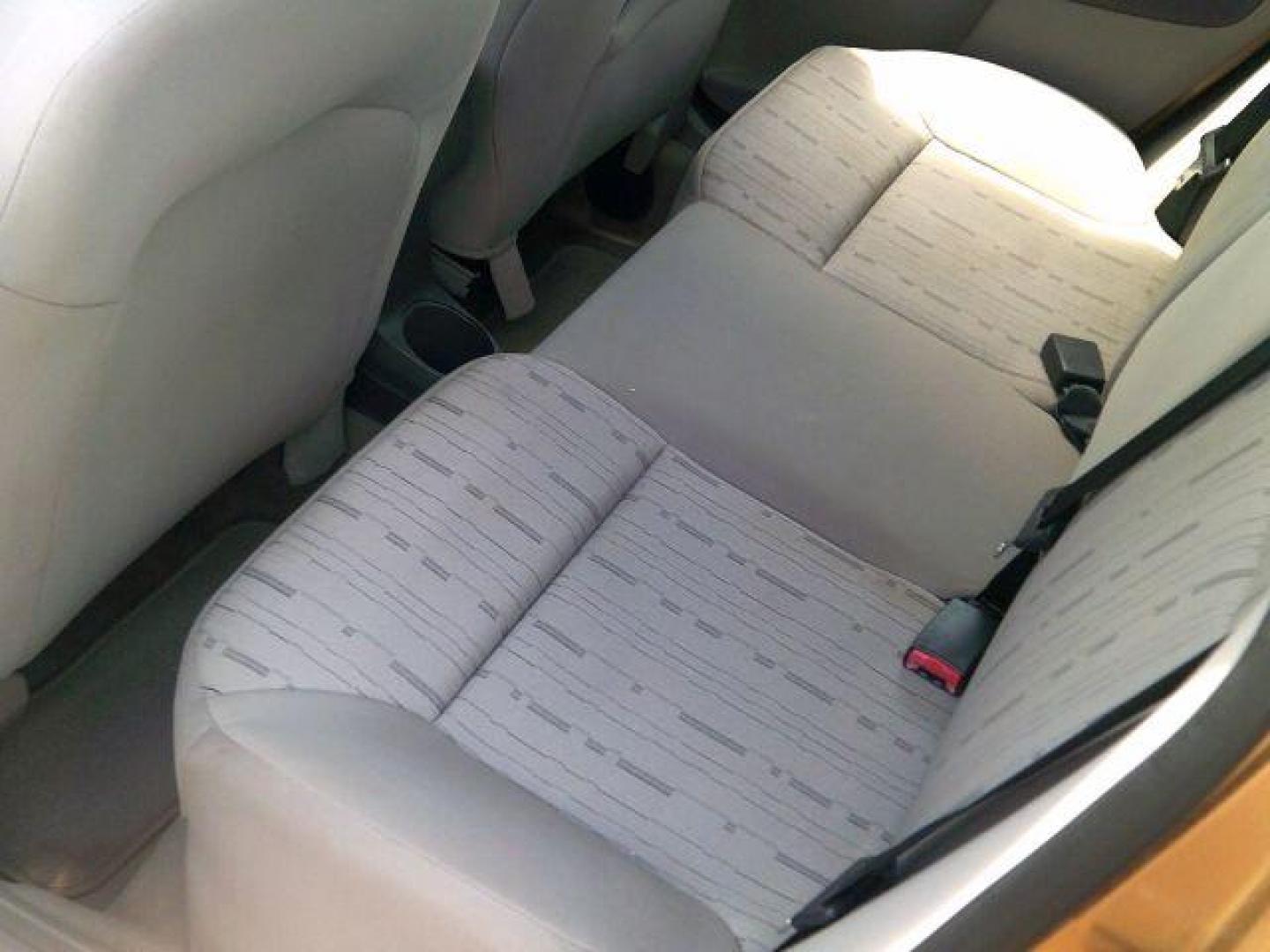 2009 Amber Gold Clearcoat Metallic /Medium Stone Ford Focus SE (1FAHP35N59W) with an Duratec 2L I-4 DOHC engine, 5-Speed Automatic transmission, located at 116 N. Frazier Street, Conroe, TX, 77301, (936) 647-0690, 30.308662, -95.460480 - Photo#6