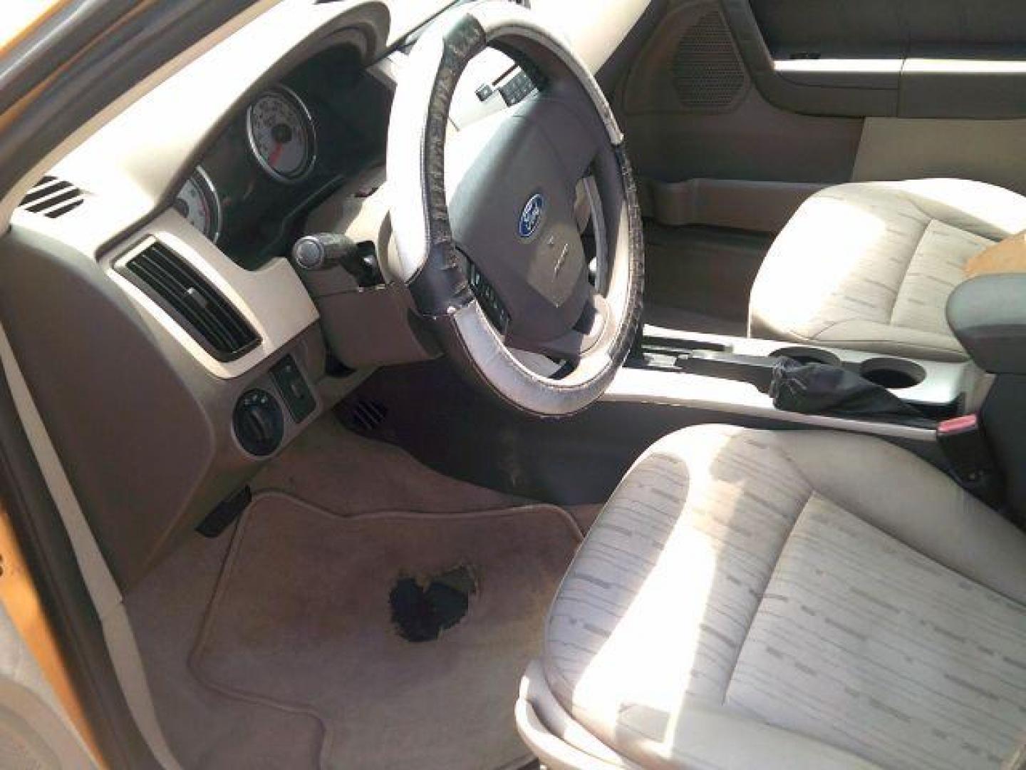 2009 Amber Gold Clearcoat Metallic /Medium Stone Ford Focus SE (1FAHP35N59W) with an Duratec 2L I-4 DOHC engine, 5-Speed Automatic transmission, located at 116 N. Frazier Street, Conroe, TX, 77301, (936) 647-0690, 30.308662, -95.460480 - Photo#7
