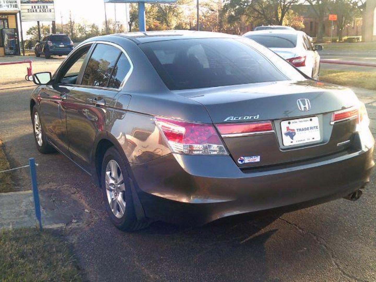 2011 Polished Metal Metal /Black Honda Accord 2.4 SE (1HGCP2F65BA) with an 2.4L I-4 DOHC engine, 5-Speed Automatic transmission, located at 116 N. Frazier Street, Conroe, TX, 77301, (936) 647-0690, 30.308662, -95.460480 - Photo#5