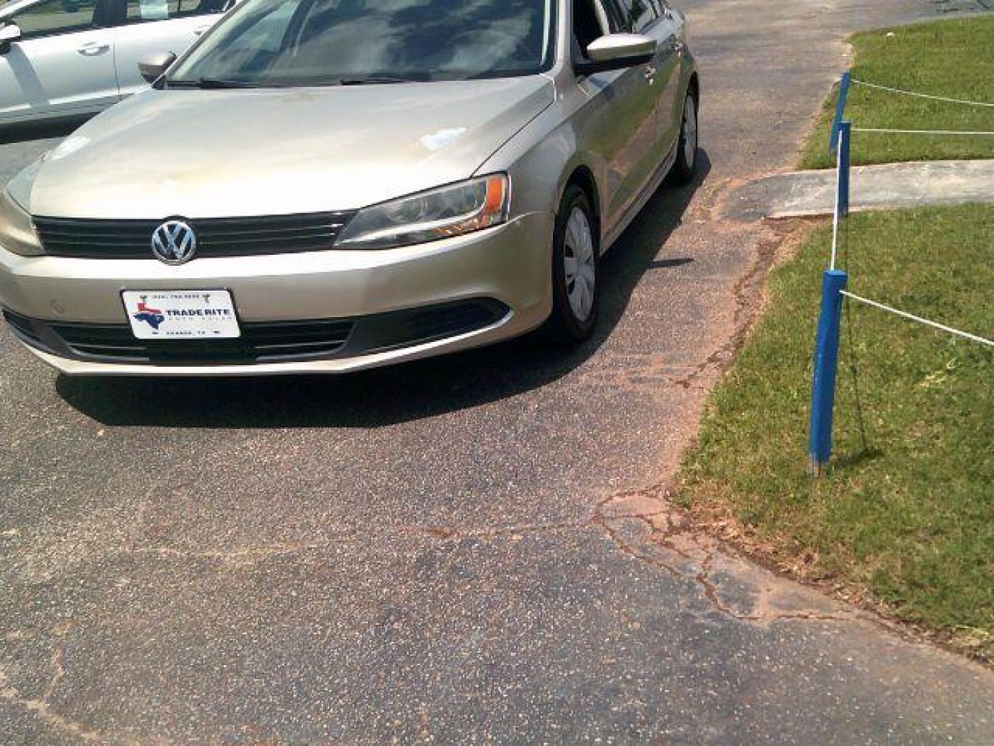 2014 gold /Gray Leather Volkswagen Jetta SE (3VWD17AJ4EM) with an 1.8L engine, AUTOMATIC transmission, located at 116 N. Frazier Street, Conroe, TX, 77301, (936) 647-0690, 30.308662, -95.460480 - Photo#2