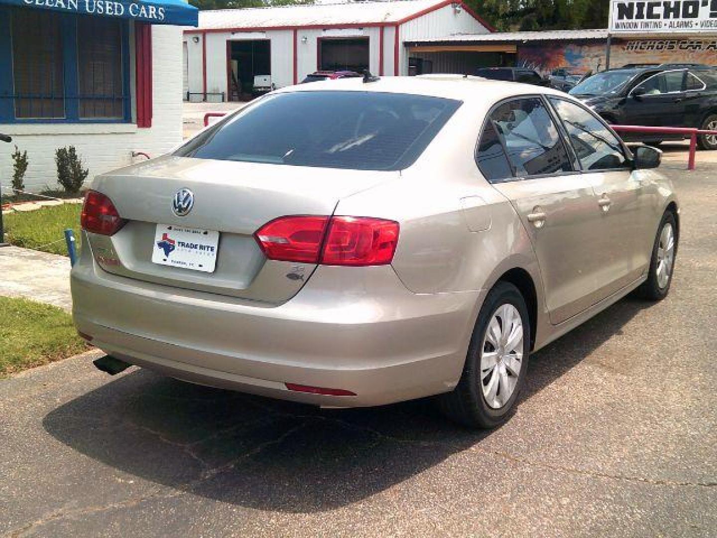 2014 gold /Gray Leather Volkswagen Jetta SE (3VWD17AJ4EM) with an 1.8L engine, AUTOMATIC transmission, located at 116 N. Frazier Street, Conroe, TX, 77301, (936) 647-0690, 30.308662, -95.460480 - Photo#5