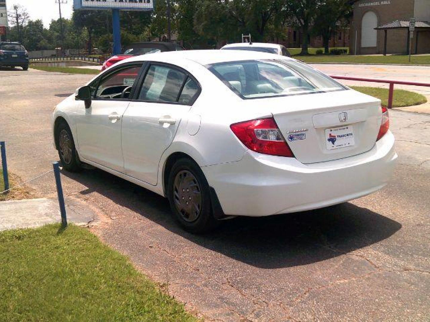 2012 Taffeta White /Stone Honda Civic LX (2HGFB2F5XCH) with an 1.8L I-4 i-VTEC variable valve control engine, 5-Speed Automatic transmission, located at 116 N. Frazier Street, Conroe, TX, 77301, (936) 647-0690, 30.308662, -95.460480 - Photo#4