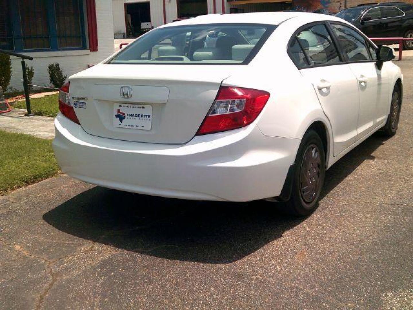 2012 Taffeta White /Stone Honda Civic LX (2HGFB2F5XCH) with an 1.8L I-4 i-VTEC variable valve control engine, 5-Speed Automatic transmission, located at 116 N. Frazier Street, Conroe, TX, 77301, (936) 647-0690, 30.308662, -95.460480 - Photo#5