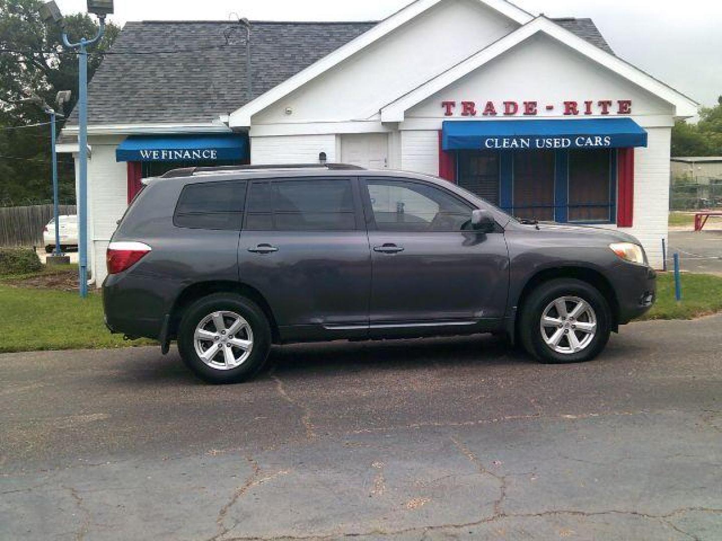 2009 GRAY /Gray Cloth Toyota Highlander BASE (JTEDA41A392) with an 2.7L engine, 5-Speed Automatic transmission, located at 116 N. Frazier Street, Conroe, TX, 77301, (936) 647-0690, 30.308662, -95.460480 - Photo#0