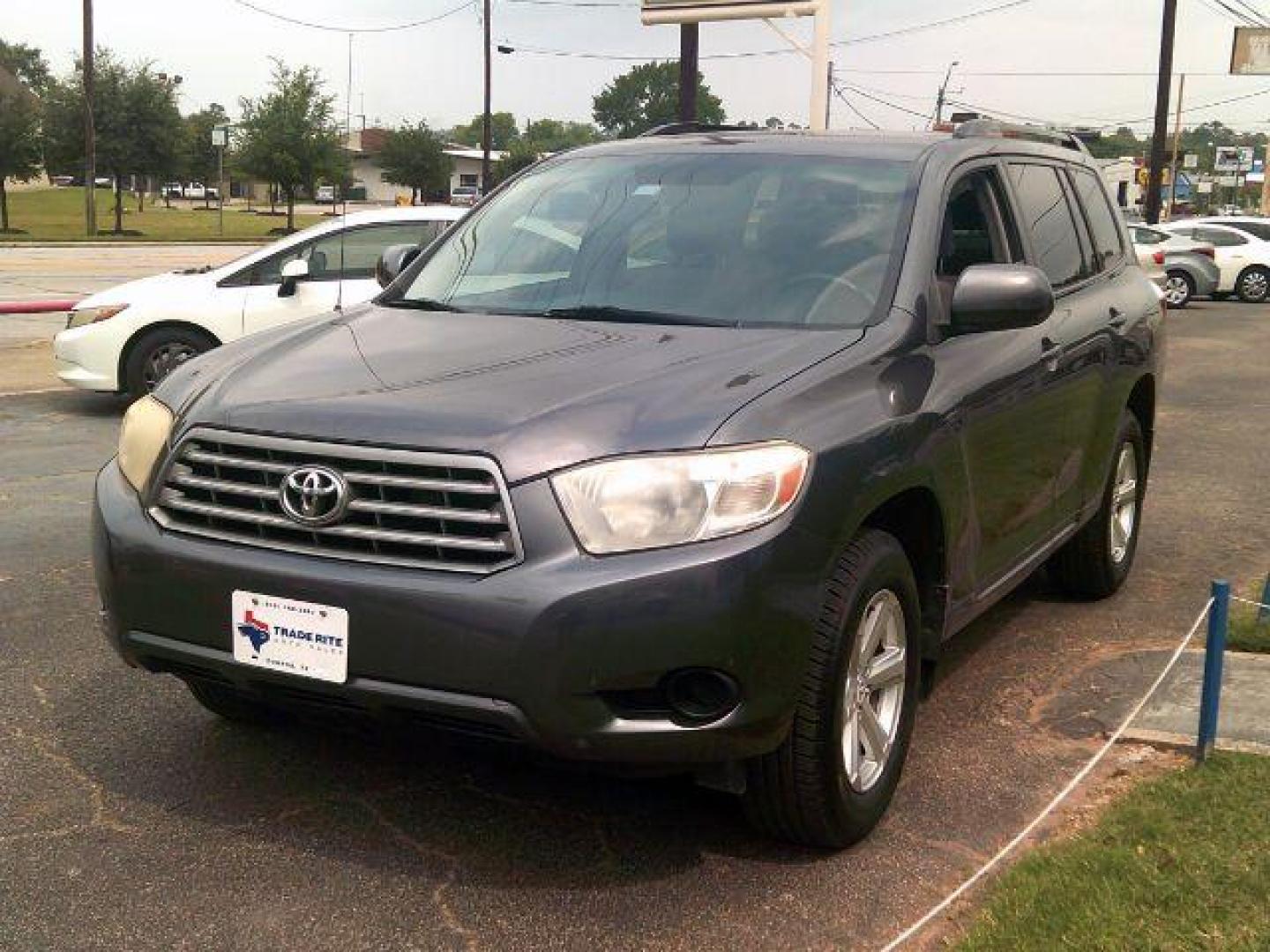 2009 GRAY /Gray Cloth Toyota Highlander BASE (JTEDA41A392) with an 2.7L engine, 5-Speed Automatic transmission, located at 116 N. Frazier Street, Conroe, TX, 77301, (936) 647-0690, 30.308662, -95.460480 - Photo#2