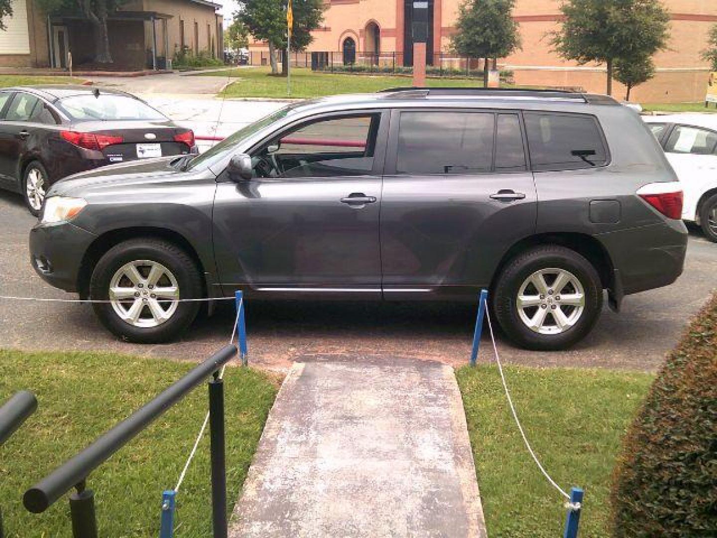 2009 GRAY /Gray Cloth Toyota Highlander BASE (JTEDA41A392) with an 2.7L engine, 5-Speed Automatic transmission, located at 116 N. Frazier Street, Conroe, TX, 77301, (936) 647-0690, 30.308662, -95.460480 - Photo#3