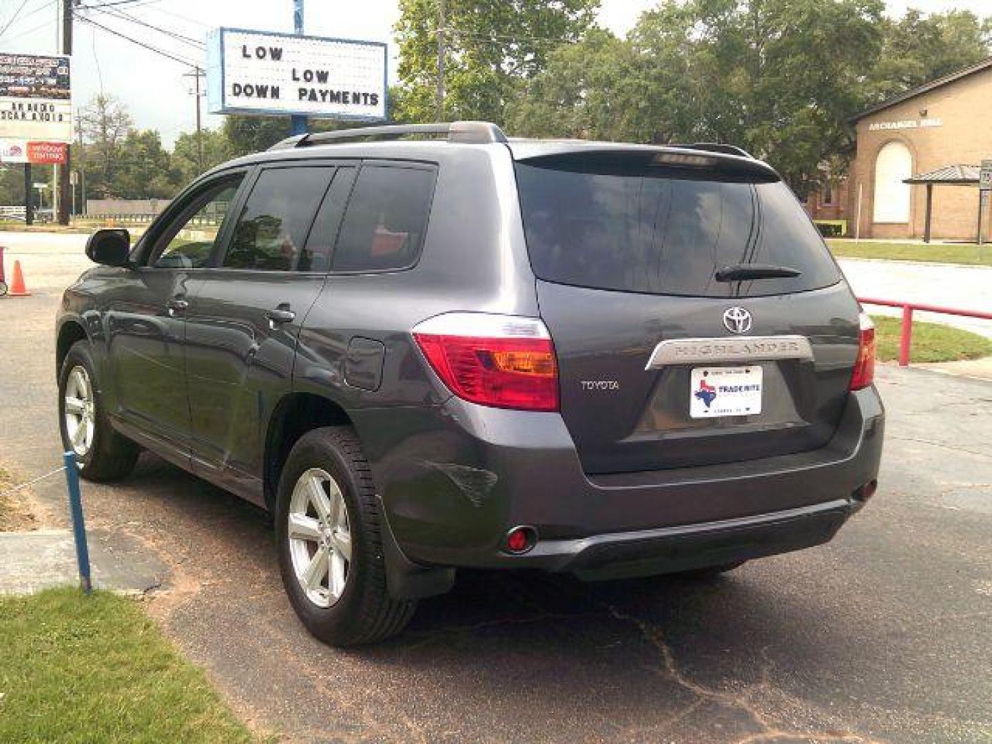 2009 GRAY /Gray Cloth Toyota Highlander BASE (JTEDA41A392) with an 2.7L engine, 5-Speed Automatic transmission, located at 116 N. Frazier Street, Conroe, TX, 77301, (936) 647-0690, 30.308662, -95.460480 - Photo#4