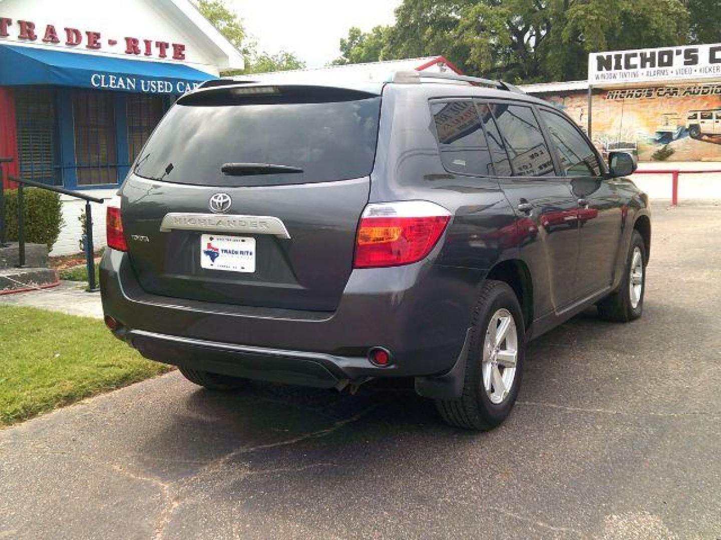 2009 GRAY /Gray Cloth Toyota Highlander BASE (JTEDA41A392) with an 2.7L engine, 5-Speed Automatic transmission, located at 116 N. Frazier Street, Conroe, TX, 77301, (936) 647-0690, 30.308662, -95.460480 - Photo#5