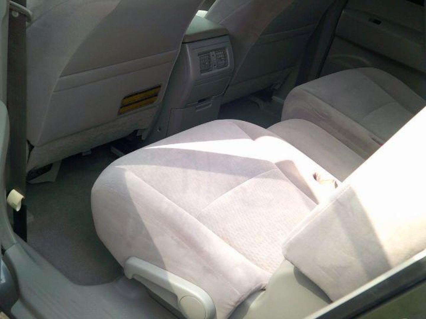 2009 GRAY /Gray Cloth Toyota Highlander BASE (JTEDA41A392) with an 2.7L engine, 5-Speed Automatic transmission, located at 116 N. Frazier Street, Conroe, TX, 77301, (936) 647-0690, 30.308662, -95.460480 - Photo#6