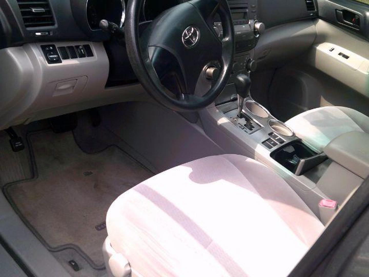 2009 GRAY /Gray Cloth Toyota Highlander BASE (JTEDA41A392) with an 2.7L engine, 5-Speed Automatic transmission, located at 116 N. Frazier Street, Conroe, TX, 77301, (936) 647-0690, 30.308662, -95.460480 - Photo#7