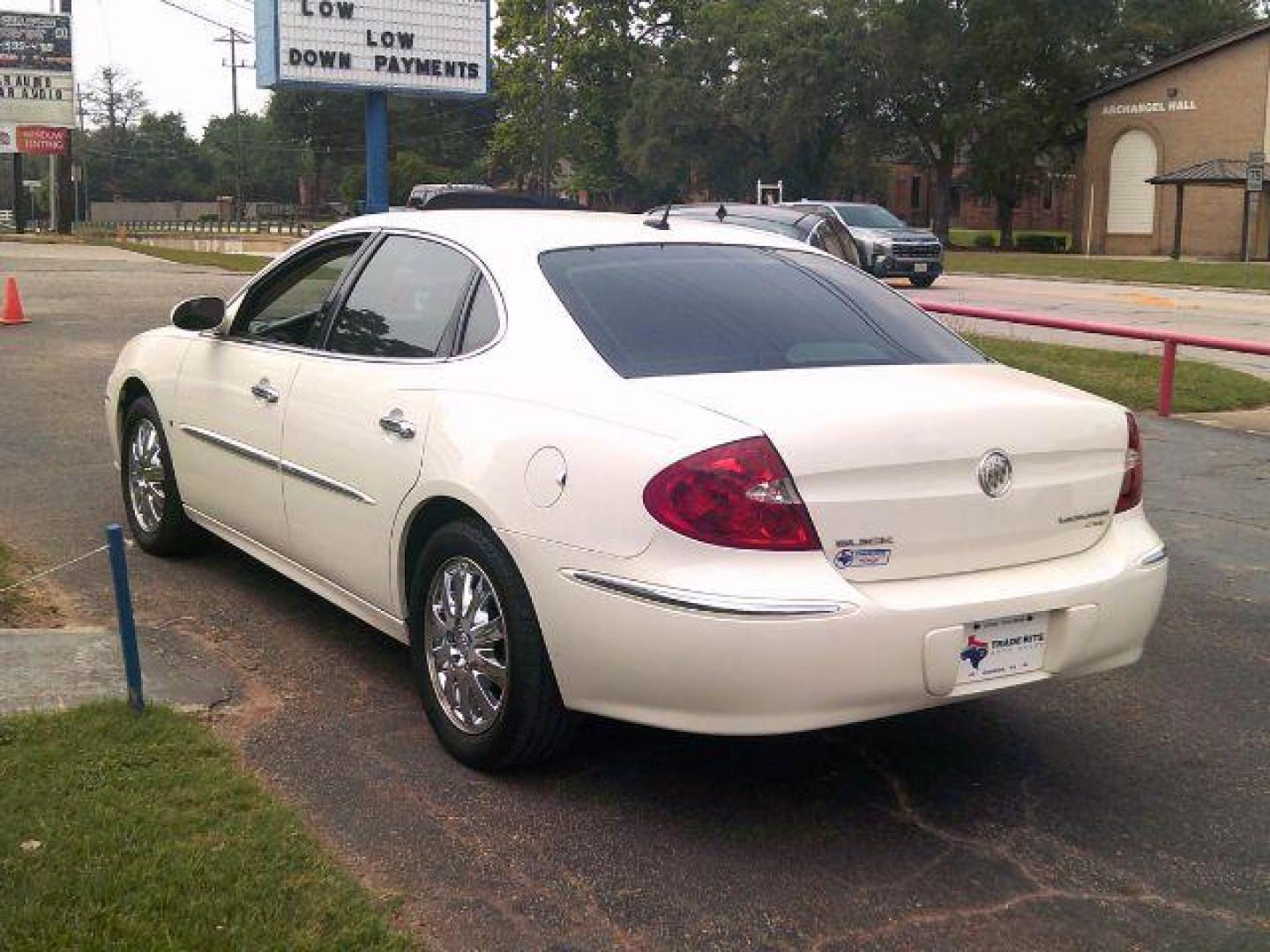 2008 White Opal /Neutral Buick LaCrosse CXL (2G4WD582181) with an 3.8L V-6 regular unleaded engine, 5-Speed Automatic transmission, located at 116 N. Frazier Street, Conroe, TX, 77301, (936) 647-0690, 30.308662, -95.460480 - Photo#4