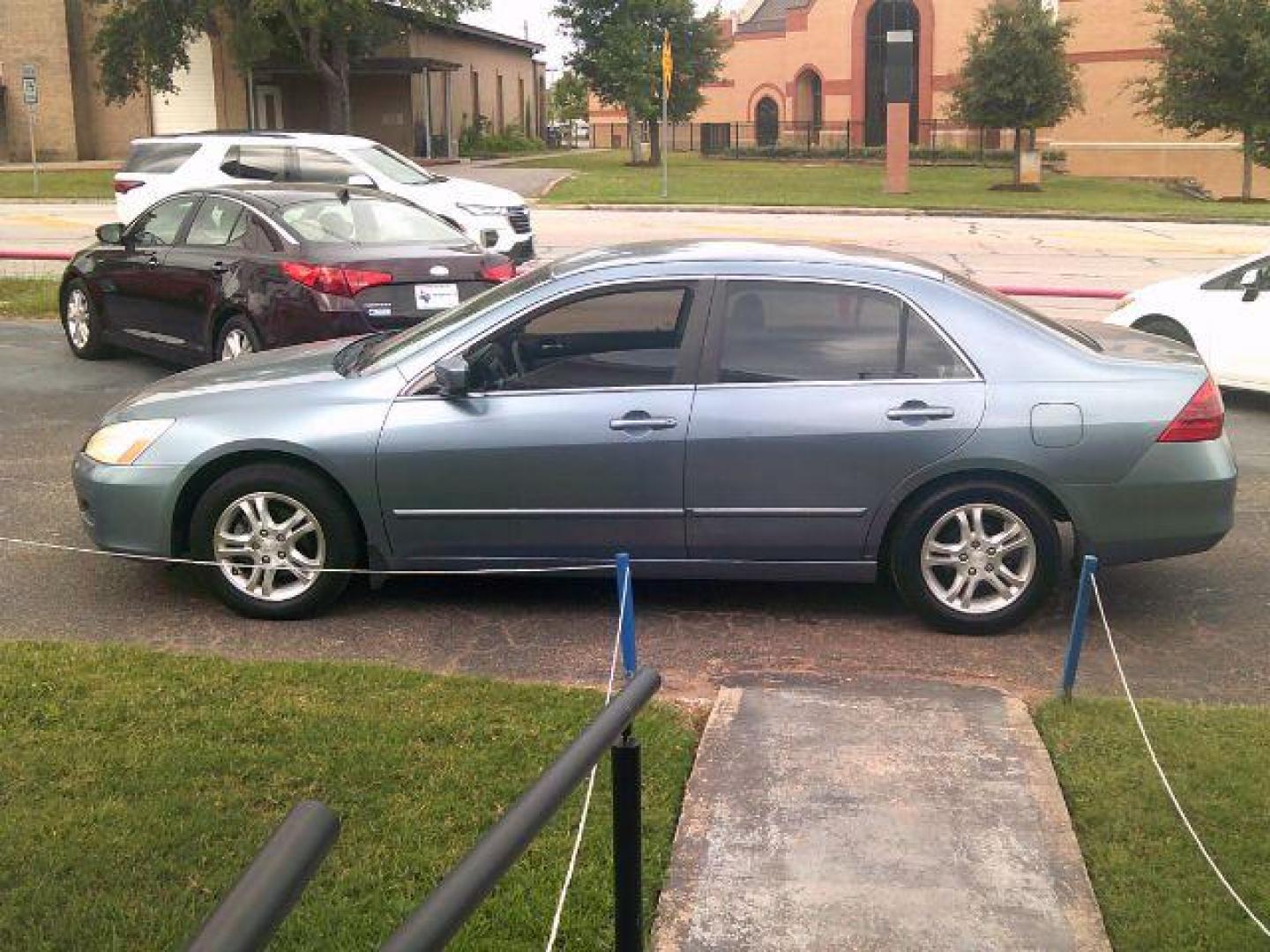 2007 Cool Blue Metallic /Gray Honda Accord 2.4 SE (1HGCM56377A) with an 2.4L I-4 DOHC engine, 5-Speed Automatic transmission, located at 116 N. Frazier Street, Conroe, TX, 77301, (936) 647-0690, 30.308662, -95.460480 - Photo#3