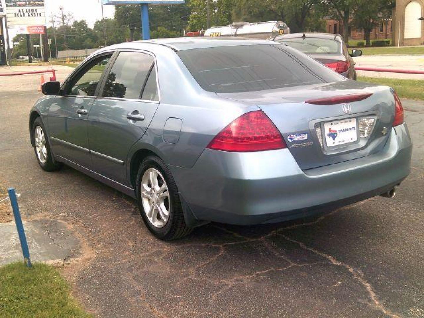 2007 Cool Blue Metallic /Gray Honda Accord 2.4 SE (1HGCM56377A) with an 2.4L I-4 DOHC engine, 5-Speed Automatic transmission, located at 116 N. Frazier Street, Conroe, TX, 77301, (936) 647-0690, 30.308662, -95.460480 - Photo#4
