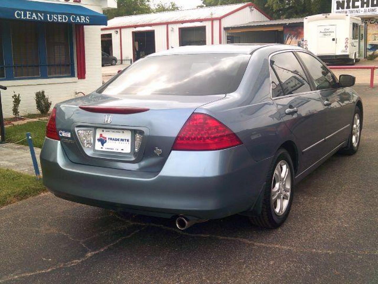 2007 Cool Blue Metallic /Gray Honda Accord 2.4 SE (1HGCM56377A) with an 2.4L I-4 DOHC engine, 5-Speed Automatic transmission, located at 116 N. Frazier Street, Conroe, TX, 77301, (936) 647-0690, 30.308662, -95.460480 - Photo#5