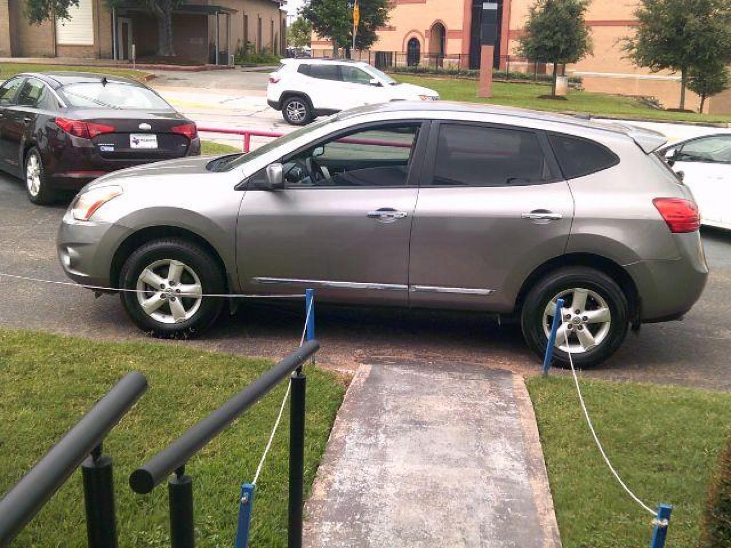 2013 Platinum Graphite Metallic /Black Nissan Rogue S (JN8AS5MT6DW) with an 2.5L I-4 DOHC engine, located at 116 N. Frazier Street, Conroe, TX, 77301, (936) 647-0690, 30.308662, -95.460480 - Photo#3